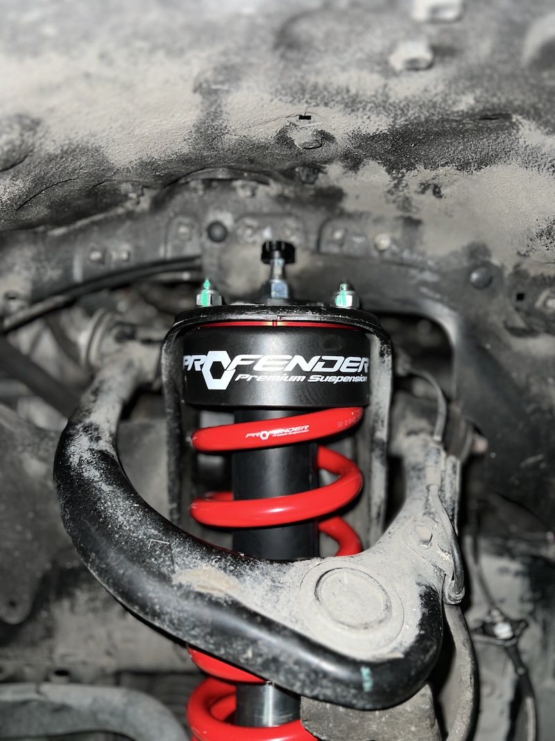 Fortuner Champ ติดตั้งชุดโช้คอัพ Profender ชุดท็อป พร้อมสปริง YSS Performance สิ่งที่จะได้รับหลังจากติดตั้ง: คู่หน้า Queen Series (ปรับ 16 ระดับ): เน้นความ นุ่มนวลสูงสุด ขับสบายสไตล์รถครอบครัว ปรับฟีลลิ่งได้ละเอียด คู่หลัง Piggyback (ปรับ 8 ระดับ): เพิ่มความ หนึบแน่น และ การทรงตัว ที่ยอดเยี่ยม ด้วยซับแทงก์ช่วยระบายความร้อน ทำให้สมรรถนะคงที่แม้เดินทางไกล สปริง YSS Performance: ออกแบบมาเพื่อ บาลานซ์น้ำหนัก และทำงานร่วมกับโช้คอัพได้อย่างสมบูรณ์แบบ ฟีลลิ่งที่ได้: หนึบนวล ลงตัว รถไม่โคลงเคลง เข้าโค้งมั่นใจ ผู้โดยสารนั่งสบาย เหมาะสำหรับใคร? เจ้าของ Fortuner ที่ใช้งานหลากหลาย ทั้งในเมืองและเดินทางไกล ผู้ที่ต้องการ ช่วงล่างที่สามารถปรับจูนได้ละเอียด เพื่อหาจุดที่ลงตัวที่สุดสำหรับรถของตัวเอง  ยกระดับรถคุณให้เหนือกว่าใคร ด้วยบริการติดตั้งชุดใหญ่จาก #ยางเจริญรุ่งเรือง  สอบถามข้อมูลเพิ่มเติม หรือนัดหมายเข้ารับบริการ ️ : 08-6569-1915 ️ : 08-6544-5963  Line id : @88rw  Location : https://goo.gl/maps/HrNUAZXPN94KvxZ98  Facebook : https://www.facebook.com/88rwtire #Toyota #Fortuner #Profender #QueenSeries #Piggyback #YSS #โช้คอัพ #ช่วงล่าง #ยางเจริญรุ่งเรือง #นนทบุรี #งามวงศ์วาน