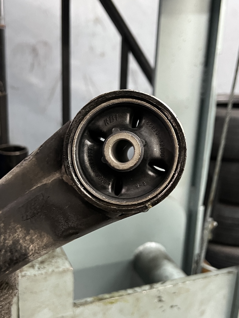 HYUNDAI H1 ลูกค้าประจำ เปลี่ยนโช้คอัพ คู่หลังพร้อมบู้ชคานหลัง [+] YSS DTG PLUS ปรับ 7 ระดับ คู่หลัง [+] บู้ชคานหลัง พร้อมบริการอัด  สอบถามข้อมูลเพิ่มเติม หรือนัดหมายเข้ารับบริการ ️ : 08-6569-1915 ️ : 08-6544-5963  Line id : @88rw  Location : https://goo.gl/maps/HrNUAZXPN94KvxZ98  Facebook : https://www.facebook.com/88rwtire #hyundaih1 #บู้ชคานหลัง #yssdtgplus #ยางรถยนต์ #โช้คอัพ #ช่วงล่าง #ยางเจริญรุ่งเรือง #นนทบุรี #งามวงศ์วาน