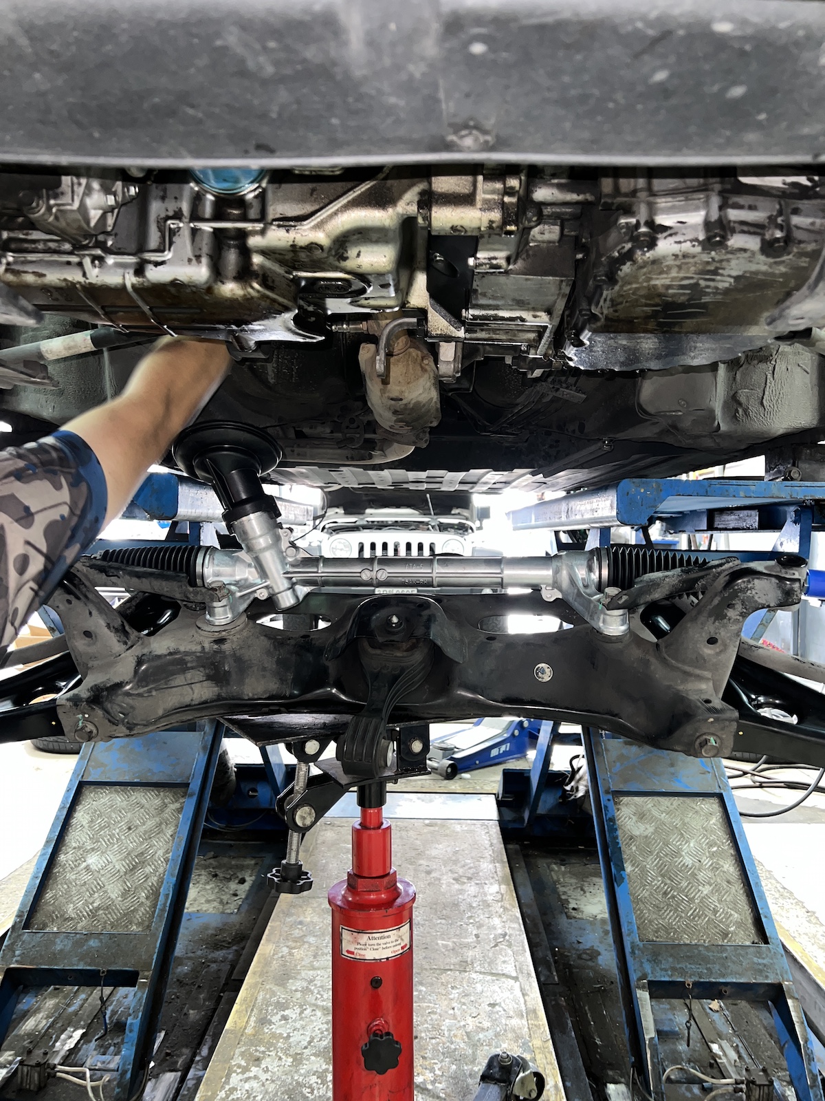 City 2014+ ซ่อมบำรุงชุดใหญ ใช้งานประจำวัน ถึงเวลาจบทุกปัญหาช่วงล่างด้วยชุดอัปเกรดที่ครบถ้วน ใช้งานแบบหวังผล! เราจัดเต็มชุดฟื้นฟูช่วงล่างระดับพรีเมียม! โช้คอัพ Tein EnduraPro Basic: คืนความหนึบแน่นสไตล์ญี่ปุ่น พร้อมเทคโนโลยี H.B.S. ที่ช่วยซับแรงกระแทกจากหลุมบ่อ แร็คพวงมาลัย AARON (ทั้งเส้น): แก้ปัญหาเสียงดังกุกกักและอาการหลวมของพวงมาลัย ให้การบังคับเลี้ยวกลับมาแม่นยำ ปีกนกล่างแท้ + ลูกหมาก 555 ญี่ปุ่น: ใช้ปีกนกล่างแท้ พร้อมอัปเกรดลูกหมากกันโคลงหน้าด้วย ตอง 5 ญี่ปุ่นแท้ เพื่อความทนทานและความแม่นยำขั้นสูงสุด สิ่งที่จะได้รับหลังจากติดตั้ง: พวงมาลัยนิ่งสนิท: หายขาดจากอาการหลวม, เสียงดัง และอาการสั่นสะท้านที่พวงมาลัย ช่วงล่างหนึบ มั่นคง: เข้าโค้งมั่นใจ ไม่โคลงเคลง พร้อมการซับแรงกระแทกที่ดีขึ้น อะไหล่คุณภาพ OEM: มั่นใจในความทนทานและอายุการใช้งานที่ยาวนาน เหมาะสำหรับใคร? เจ้าของ City ที่ต้องการฟื้นฟูช่วงล่างให้กลับมาสมบูรณ์แบบ 100% ผู้ที่ต้องการความปลอดภัยและความมั่นคงในการขับขี่ระยะยาว อย่าปล่อยให้รถที่คุณรักมีปัญหา! แวะมาตรวจเช็กกับผู้เชี่ยวชาญวันนี้ครับ สอบถามข้อมูลเพิ่มเติม หรือนัดหมายเข้ารับบริการ ️ : 08-6569-1915 ️ : 08-6544-5963 Line id : @88rw Location : https://goo.gl/maps/HrNUAZXPN94KvxZ98 Facebook : https://www.facebook.com/88rwtire #Honda #City #Tein #EnduraPro #แร็คพวงมาลัย #ลูกหมาก #555 #ช่วงล่าง #ยางเจริญรุ่งเรือง #นนทบุรี #งามวงศ์วาน City 2014+ ซ่อมบำรุงชุดใหญ ใช้งานประจำวัน ถึงเวลาจบทุกปัญหาช่วงล่างด้วยชุดอัปเกรดที่ครบถ้วน ใช้งานแบบหวังผล! เราจัดเต็มชุดฟื้นฟูช่วงล่างระดับพรีเมียม! โช้คอัพ Tein EnduraPro Basic: คืนความหนึบแน่นสไตล์ญี่ปุ่น พร้อมเทคโนโลยี H.B.S. ที่ช่วยซับแรงกระแทกจากหลุมบ่อ แร็คพวงมาลัย AARON (ทั้งเส้น): แก้ปัญหาเสียงดังกุกกักและอาการหลวมของพวงมาลัย ให้การบังคับเลี้ยวกลับมาแม่นยำ ปีกนกล่างแท้ + ลูกหมาก 555 ญี่ปุ่น: ใช้ปีกนกล่างแท้ พร้อมอัปเกรดลูกหมากกันโคลงหน้าด้วย ตอง 5 ญี่ปุ่นแท้ เพื่อความทนทานและความแม่นยำขั้นสูงสุด สิ่งที่จะได้รับหลังจากติดตั้ง: พวงมาลัยนิ่งสนิท: หายขาดจากอาการหลวม, เสียงดัง และอาการสั่นสะท้านที่พวงมาลัย ช่วงล่างหนึบ มั่นคง: เข้าโค้งมั่นใจ ไม่โคลงเคลง พร้อมการซับแรงกระแทกที่ดีขึ้น อะไหล่คุณภาพ OEM: มั่นใจในความทนทานและอายุการใช้งานที่ยาวนาน เหมาะสำหรับใคร? เจ้าของ City ที่ต้องการฟื้นฟูช่วงล่างให้กลับมาสมบูรณ์แบบ 100% ผู้ที่ต้องการความปลอดภัยและความมั่นคงในการขับขี่ระยะยาว อย่าปล่อยให้รถที่คุณรักมีปัญหา! แวะมาตรวจเช็กกับผู้เชี่ยวชาญวันนี้ครับ สอบถามข้อมูลเพิ่มเติม หรือนัดหมายเข้ารับบริการ ️ : 08-6569-1915 ️ : 08-6544-5963 Line id : @88rw Location : https://goo.gl/maps/HrNUAZXPN94KvxZ98 Facebook : https://www.facebook.com/88rwtire #Honda #City #Tein #EnduraPro #แร็คพวงมาลัย #ลูกหมาก #555 #ช่วงล่าง #ยางเจริญรุ่งเรือง #นนทบุรี #งามวงศ์วาน