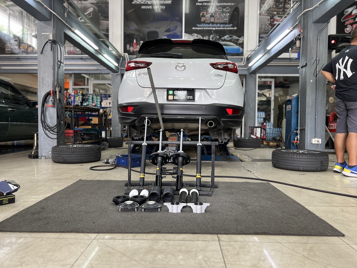 Mazda CX-3 | โช้คอัพ Monroe OE Spectrum | คืนความนุ่มนวล มั่นใจสไตล์ยุโรป - ยางเจริญรุ่งเรือง นนทบุรี Mazda CX-3 คันนี้...อัปเกรดความสบายให้เหนือกว่า! ใครใช้ Mazda CX-3 แล้วรู้สึกว่าช่วงล่างเริ่มแข็งกระด้าง ดีด หรือไม่นุ่มนวลเหมือนเดิม... ถึงเวลาเปลี่ยนโช้คอัพใหม่ เพื่อความมั่นใจและสบายกว่าที่เคย! เราขอแนะนำชุดอัปเกรดที่ครบจบในชุดเดียว! ติดตั้งโช้คอัพ Monroe OE Spectrum พร้อมอะไหล่ส่วนควบใหม่ครบชุด สิ่งที่จะได้รับหลังจากติดตั้ง: ฟีลลิ่งแบบรถยุโรป: โช้คอัพ Monroe OE Spectrum ให้ความ นุ่มนวล และยืดหยุ่นสูง ขับสบายในทุกสภาพถนน ไร้กังวลเรื่องเสียง: เทคโนโลยี ICV ช่วยลดแรงสั่นสะเทือนและเสียงรบกวนในห้องโดยสาร ทำให้การขับขี่เงียบขึ้น ทนทานกว่าเดิม: ผลิตด้วยวัสดุคุณภาพสูง ทนทานต่อการใช้งาน และยืดอายุการใช้งานของช่วงล่าง ความมั่นคงที่เพิ่มขึ้น: รถทรงตัวได้นิ่งขึ้น ลดอาการโคลงเคลง เข้าโค้งมั่นใจ เหมาะสำหรับใคร? เจ้าของ Mazda CX-3 ที่ต้องการความสบายในการขับขี่ประจำวัน ผู้ที่ต้องการอัปเกรดช่วงล่างให้มีความมั่นคง ปลอดภัย และนุ่มนวลยิ่งขึ้น สำหรับเจ้าของ CX-3 ที่อยากได้ฟีลลิ่งขับขี่ที่สบายขึ้น แต่มั่นใจกว่าเดิม Monroe OE Spectrum คือคำตอบ! สอบถามข้อมูลเพิ่มเติม หรือนัดหมายเข้ารับบริการ ️ : 08-6569-1915 ️ : 08-6544-5963 Line id : @88rw Location : https://goo.gl/maps/HrNUAZXPN94KvxZ98 Facebook : https://www.facebook.com/88rwtire #Mazda #CX3 #Monroe #OESpectrum #โช้คอัพ #ช่วงล่าง #ยางเจริญรุ่งเรือง #นนทบุรี #งามวงศ์วาน #ตั้งศูนย์ #อะไหล่ช่วงล่าง Mazda CX-3 | โช้คอัพ Monroe OE Spectrum | คืนความนุ่มนวล มั่นใจสไตล์ยุโรป - ยางเจริญรุ่งเรือง นนทบุรี Mazda CX-3 คันนี้...อัปเกรดความสบายให้เหนือกว่า! ใครใช้ Mazda CX-3 แล้วรู้สึกว่าช่วงล่างเริ่มแข็งกระด้าง ดีด หรือไม่นุ่มนวลเหมือนเดิม... ถึงเวลาเปลี่ยนโช้คอัพใหม่ เพื่อความมั่นใจและสบายกว่าที่เคย! เราขอแนะนำชุดอัปเกรดที่ครบจบในชุดเดียว! ติดตั้งโช้คอัพ Monroe OE Spectrum พร้อมอะไหล่ส่วนควบใหม่ครบชุด สิ่งที่จะได้รับหลังจากติดตั้ง: ฟีลลิ่งแบบรถยุโรป: โช้คอัพ Monroe OE Spectrum ให้ความ นุ่มนวล และยืดหยุ่นสูง ขับสบายในทุกสภาพถนน ไร้กังวลเรื่องเสียง: เทคโนโลยี ICV ช่วยลดแรงสั่นสะเทือนและเสียงรบกวนในห้องโดยสาร ทำให้การขับขี่เงียบขึ้น ทนทานกว่าเดิม: ผลิตด้วยวัสดุคุณภาพสูง ทนทานต่อการใช้งาน และยืดอายุการใช้งานของช่วงล่าง ความมั่นคงที่เพิ่มขึ้น: รถทรงตัวได้นิ่งขึ้น ลดอาการโคลงเคลง เข้าโค้งมั่นใจ เหมาะสำหรับใคร? เจ้าของ Mazda CX-3 ที่ต้องการความสบายในการขับขี่ประจำวัน ผู้ที่ต้องการอัปเกรดช่วงล่างให้มีความมั่นคง ปลอดภัย และนุ่มนวลยิ่งขึ้น สำหรับเจ้าของ CX-3 ที่อยากได้ฟีลลิ่งขับขี่ที่สบายขึ้น แต่มั่นใจกว่าเดิม Monroe OE Spectrum คือคำตอบ! สอบถามข้อมูลเพิ่มเติม หรือนัดหมายเข้ารับบริการ ️ : 08-6569-1915 ️ : 08-6544-5963 Line id : @88rw Location : https://goo.gl/maps/HrNUAZXPN94KvxZ98 Facebook : https://www.facebook.com/88rwtire #Mazda #CX3 #Monroe #OESpectrum #โช้คอัพ #ช่วงล่าง #ยางเจริญรุ่งเรือง #นนทบุรี #งามวงศ์วาน #ตั้งศูนย์ #อะไหล่ช่วงล่าง