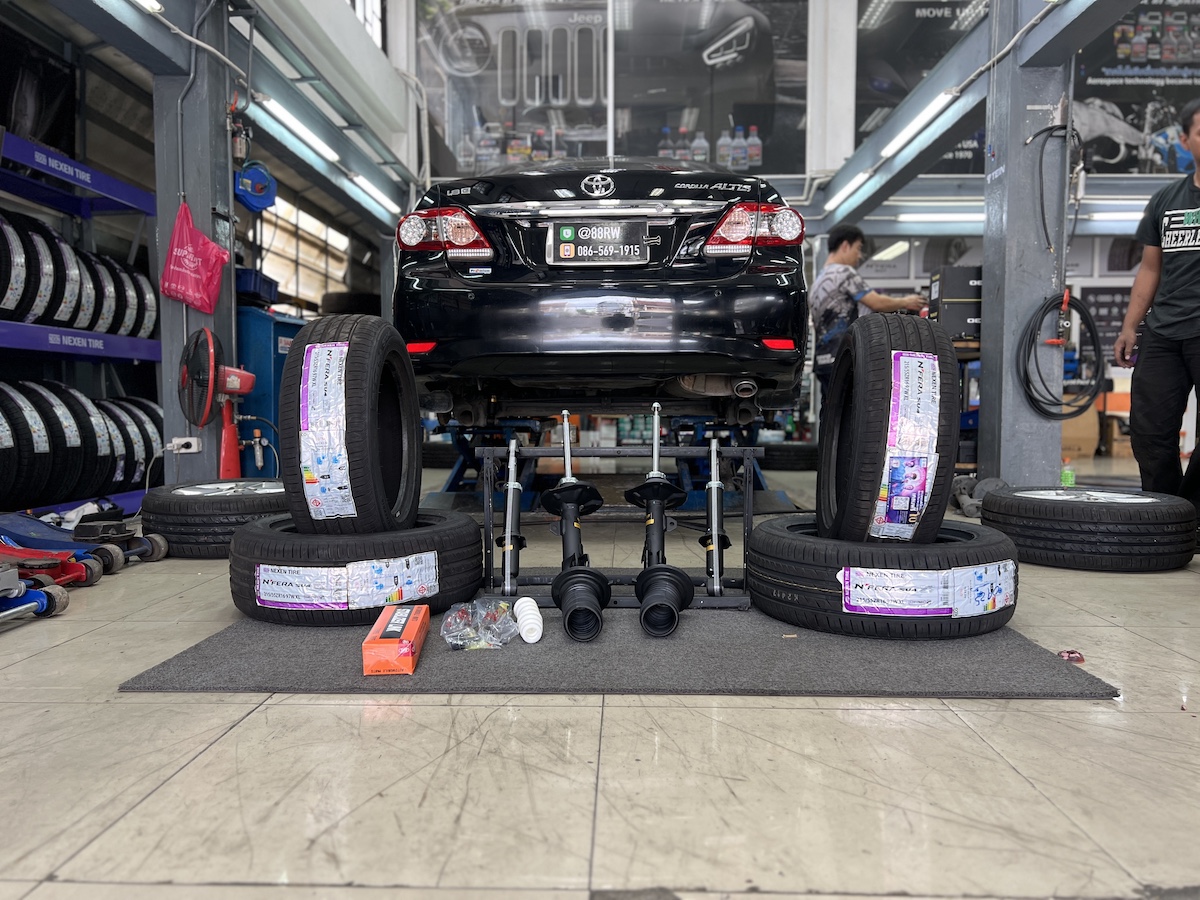 Toyota Altis รู้สึกว่าช่วงล่างเริ่มกระด้าง ไม่นุ่มนวลเหมือนเดิม หรือถึงเวลาเปลี่ยนยางชุดใหม่แล้ว... เราจัดชุดใหญ่เพื่อการขับขี่ที่สมบูรณ์แบบ! งานนี้ครบจบในที่เดียว!  โช้คอัพ Monroe OE Spectrum: คืนความ นุ่มนวล สบายสไตล์รถยุโรป ด้วยเทคโนโลยี ICV ช่วยลดเสียงรบกวนและแรงสั่นสะเทือน  ยาง Nexen SU4 (205/55R16): ยางสมรรถนะสูงที่เน้นความ เงียบ และ ยึดเกาะถนน ได้ดีเยี่ยม ทั้งบนถนนแห้งและเปียก  บริการครบวงจร: ติดตั้งโช้คอัพ พร้อมเปลี่ยนยาง ตั้งศูนย์ถ่วงล้อ ครบทุกขั้นตอนโดยทีมช่างผู้เชี่ยวชาญ สิ่งที่จะได้รับหลังจากติดตั้ง: ความนุ่มนวลสูงสุด: ฟีลลิ่งการขับขี่ที่สบายขึ้นอย่างเห็นได้ชัด การควบคุมที่มั่นคง: รถเกาะถนนได้ดีขึ้น ไม่โคลงเคลง ความปลอดภัยเต็มพิกัด: ยางและโช้คอัพใหม่ทำงานร่วมกันอย่างสมบูรณ์แบบ  ถึงเวลาคืนความนิ่งและความสบายให้ Altis ของคุณแล้ว!  สอบถามข้อมูลเพิ่มเติม หรือนัดหมายเข้ารับบริการ ️ : 08-6569-1915 ️ : 08-6544-5963  Line id : @88rw  Location : https://goo.gl/maps/HrNUAZXPN94KvxZ98  Facebook : https://www.facebook.com/88rwtire #Toyota #Altis #ZRE141 #Monroe #OESpectrum #Nexen #ยางรถยนต์ #โช้คอัพ #ช่วงล่าง #ยางเจริญรุ่งเรือง #นนทบุรี #งามวงศ์วาน
