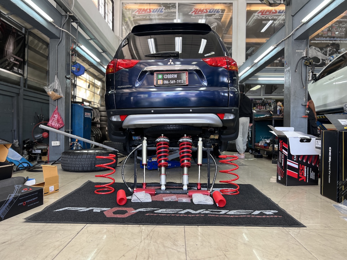 ติดตั้งโช้คอัพ Profender Hybrid Set (Queen Series คู่หน้า และ Monotube Subtank คู่หลัง) สำหรับ Mitsubishi Pajero ที่ร้านยางเจริญรุ่งเรือง นนทบุรี