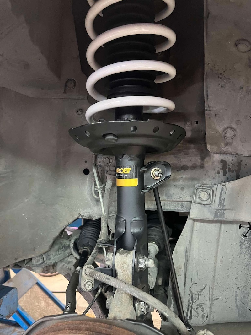 Honda Jazz GE | โช้คอัพ Monroe OE Spectrum + สปริง YSS Comfort | นุ่มสบายสไตล์ยุโรป - ยางเจริญรุ่งเรือง นนทบุรี  โพสต์ Facebook สำหรับ Honda Jazz GE + Monroe OE Spectrum & YSS Comfort [รูปภาพ Honda Jazz GE ที่กำลังติดตั้งโช้คอัพ/สปริง หรือภาพโช้คอัพ Monroe OE Spectrum และสปริง YSS ที่ดูโดดเด่น]  Honda Jazz GE คันนี้...จบปัญหารถดีด! อัปเกรดสู่ความนุ่มสบายขั้นสุด!   ใครใช้ Honda Jazz GE แล้วรู้สึกว่าช่วงล่างเริ่มแข็งกระด้าง ดีด หรือไม่นุ่มนวลเหมือนเดิม... ถึงเวลาเปลี่ยนชุดอัปเกรดที่มอบความนุ่มนวลและความมั่นใจที่เหนือกว่าแล้วครับ!  เราจัดชุดอัปเกรดที่สมบูรณ์แบบเพื่อความสบายสูงสุด!  โช้คอัพ Monroe OE Spectrum: คืนความ นุ่มนวล สบายสไตล์รถยุโรป ด้วยเทคโนโลยี ICV ช่วยลดเสียงและแรงสั่นสะเทือน  สปริง YSS Comfort: สปริงคุณภาพสูงที่ออกแบบมาเพื่อ เพิ่มความนุ่ม และลดอาการดีดของรถเล็กได้อย่างชัดเจน  อะไหล่ส่วนควบแท้ครบชุด: เปลี่ยนพร้อมอะไหล่แท้ทุกชิ้นส่วนในโช้คอัพ เพื่อความสมบูรณ์แบบสูงสุด  สิ่งที่จะได้รับหลังจากติดตั้ง:  นุ่มนวลกว่าเดิมหลายเท่า: ฟีลลิ่งการขับขี่ที่นุ่มสบายและยืดหยุ่นสูง  ไร้กังวลเรื่องเสียง: การทำงานที่เงียบและนุ่มนวล ลดความกระด้างจากช่วงล่าง  ความมั่นคงที่เพิ่มขึ้น: รถทรงตัวได้นิ่งขึ้น ลดอาการโคลงเคลง เข้าโค้งมั่นใจ  เหมาะสำหรับใคร?  เจ้าของ Honda Jazz GE ที่ต้องการ ความสบายสูงสุด ในการขับขี่ประจำวัน  ผู้ที่ต้องการอัปเกรดช่วงล่างให้มีความมั่นคง ปลอดภัย และนุ่มนวลยิ่งขึ้น   สำหรับเจ้าของ Jazz ที่อยากได้ฟีลลิ่งขับขี่ที่สบายขึ้น แต่มั่นใจกว่าเดิม ชุดนี้คือคำตอบ!   สอบถามข้อมูลเพิ่มเติม หรือนัดหมายเข้ารับบริการ ️ : 08-6569-1915 ️ : 08-6544-5963  Line id : @88rw 