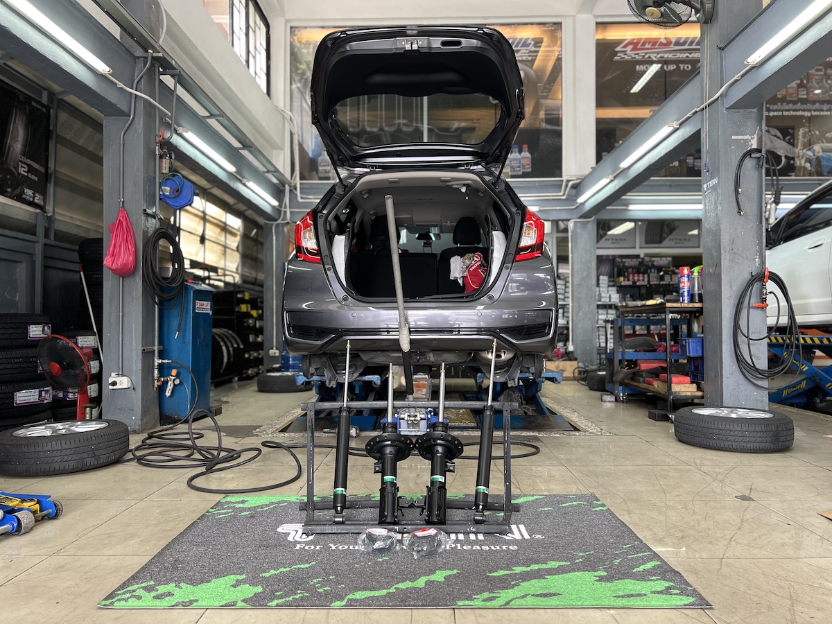 HONDA JAZZ GK เปลี่ยนโช้คอัพ หน้า หลังใช้งานแทนชุดเดิม ติดตั้งโช้คอัพ Tein EnduraPro Basic พร้อมอะไหล่ส่วนควบใหม่ทั้งหมด สิ่งที่จะได้รับหลังจากติดตั้ง: ฟีลลิ่งหนึบแน่นสไตล์ญี่ปุ่น: โช้คอัพ Tein EnduraPro Basic ให้ความหนึบแน่นที่เหนือกว่าโช้คเดิม แต่ยังคงความนุ่มนวลไว้ เทคโนโลยี H.B.S.: ช่วยดูดซับแรงกระแทกในจังหวะยุบตัวสุด ลดอาการกระดอนเมื่อเจอหลุมหรือคอสะพาน คุณภาพมาตรฐาน OEM: ผลิตจากวัสดุคุณภาพสูง ทนทาน และติดตั้งแทนของเดิมได้ทันที ไม่ต้องดัดแปลง ความมั่นคงที่เพิ่มขึ้น: รถทรงตัวได้นิ่งขึ้น เข้าโค้งมั่นใจ ลดอาการโคลงเคลง เหมาะสำหรับใคร? เจ้าของ Jazz GK ที่ต้องการความหนึบและมั่นคงในการขับขี่ประจำวัน ผู้ที่ต้องการอัปเกรดความทนทานและความปลอดภัยของช่วงล่าง โดยไม่ต้องการโหลดเตี้ย สำหรับเจ้าของ Jazz ที่อยากได้ฟีลลิ่งขับขี่ที่มั่นใจกว่าเดิม Tein EnduraPro Basic คือคำตอบ! สอบถามข้อมูลเพิ่มเติม หรือนัดหมายเข้ารับบริการ ️ : 08-6569-1915 ️ : 08-6544-5963 Line id : @88rw Location : https://goo.gl/maps/HrNUAZXPN94KvxZ98 Facebook : https://www.facebook.com/88rwtire #Honda #Jazz #JazzGK #Tein #EnduraPro #โช้คอัพ #ช่วงล่าง #ยางเจริญรุ่งเรือง #นนทบุรี #งามวงศ์วาน #ยางรถยนต์นนทบุรี #ช่วงล่างรถยนต์ #โช้คอัพรถยนต์ HONDA JAZZ GK เปลี่ยนโช้คอัพ หน้า หลังใช้งานแทนชุดเดิม ติดตั้งโช้คอัพ Tein EnduraPro Basic พร้อมอะไหล่ส่วนควบใหม่ทั้งหมด สิ่งที่จะได้รับหลังจากติดตั้ง: ฟีลลิ่งหนึบแน่นสไตล์ญี่ปุ่น: โช้คอัพ Tein EnduraPro Basic ให้ความหนึบแน่นที่เหนือกว่าโช้คเดิม แต่ยังคงความนุ่มนวลไว้ เทคโนโลยี H.B.S.: ช่วยดูดซับแรงกระแทกในจังหวะยุบตัวสุด ลดอาการกระดอนเมื่อเจอหลุมหรือคอสะพาน คุณภาพมาตรฐาน OEM: ผลิตจากวัสดุคุณภาพสูง ทนทาน และติดตั้งแทนของเดิมได้ทันที ไม่ต้องดัดแปลง ความมั่นคงที่เพิ่มขึ้น: รถทรงตัวได้นิ่งขึ้น เข้าโค้งมั่นใจ ลดอาการโคลงเคลง เหมาะสำหรับใคร? เจ้าของ Jazz GK ที่ต้องการความหนึบและมั่นคงในการขับขี่ประจำวัน ผู้ที่ต้องการอัปเกรดความทนทานและความปลอดภัยของช่วงล่าง โดยไม่ต้องการโหลดเตี้ย สำหรับเจ้าของ Jazz ที่อยากได้ฟีลลิ่งขับขี่ที่มั่นใจกว่าเดิม Tein EnduraPro Basic คือคำตอบ! สอบถามข้อมูลเพิ่มเติม หรือนัดหมายเข้ารับบริการ ️ : 08-6569-1915 ️ : 08-6544-5963 Line id : @88rw Location : https://goo.gl/maps/HrNUAZXPN94KvxZ98 Facebook : https://www.facebook.com/88rwtire #Honda #Jazz #JazzGK #Tein #EnduraPro #โช้คอัพ #ช่วงล่าง #ยางเจริญรุ่งเรือง #นนทบุรี #งามวงศ์วาน #ยางรถยนต์นนทบุรี #ช่วงล่างรถยนต์ #โช้คอัพรถยนต์