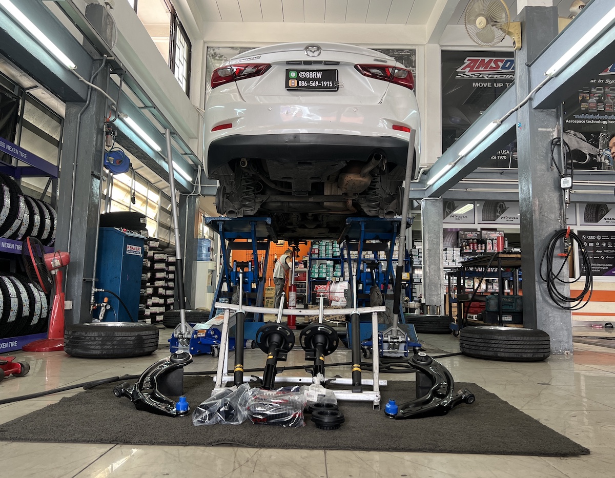 Mazda 2 Skyactiv ฟื้นคืนความสบาย...ขับขี่มั่นใจกว่าเดิม!  ใครใช้ Mazda 2 Skyactiv แล้วรู้สึกว่าช่วงล่างเริ่มกระด้าง ไม่นุ่มนวลเหมือนเดิม...  ถึงเวลาเปลี่ยนโช้คอัพใหม่ เพื่อความมั่นใจและสบายกว่าที่เคย! เราขอแนะนำชุดอัปเกรดที่ครบจบในที่เดียว!  ติดตั้งโช้คอัพ Monroe OE Spectrum พร้อมปีกนกล่างตรงรุ่น และบริการตั้งศูนย์  สิ่งที่จะได้รับหลังจากติดตั้ง: + ฟีลลิ่งแบบรถยุโรป: โช้คอัพ Monroe OE Spectrum ให้ความนุ่มนวลและยืดหยุ่นสูง ขับสบายในทุกสภาพถนน  + ไร้กังวลเรื่องเสียง: เทคโนโลยี ICV ช่วยลดแรงสั่นสะเทือนและเสียงรบกวนในห้องโดยสาร ทำให้การขับขี่เงียบขึ้น  + ทนทานกว่าเดิม: ผลิตด้วยวัสดุคุณภาพสูง ทนทานต่อการใช้งาน และยืดอายุการใช้งานของช่วงล่าง  + จบครบทุกปัญหา: เปลี่ยนพร้อมอะไหล่และบริการตั้งศูนย์ ทำให้ช่วงล่างกลับมาสมบูรณ์แบบที่สุด  เหมาะสำหรับใคร? + เจ้าของ Mazda 2 ที่ต้องการความสบายในการขับขี่ประจำวัน + ผู้ที่ต้องการอัปเกรดช่วงล่างให้มีความมั่นคง ปลอดภัย และนุ่มนวลยิ่งขึ้น   สำหรับเจ้าของ Mazda 2 ที่อยากได้ฟีลลิ่งขับขี่ที่สบายขึ้น แต่มั่นใจกว่าเดิม Monroe OE Spectrum คือคำตอบ!   สอบถามข้อมูลเพิ่มเติม หรือนัดหมายเข้ารับบริการ ️ : 08-6569-1915 ️ : 08-6544-5963  Line id : @88rw  Location : https://goo.gl/maps/HrNUAZXPN94KvxZ98  Facebook : https://www.facebook.com/88rwtire  #Mazda #Mazda2 #Mazda2Skyactiv #Monroe #OESpectrum #โช้คอัพ #ช่วงล่าง #ตั้งศูนย์ #ยางเจริญรุ่งเรือง #นนทบุรี #งามวงศ์วาน #ยางรถยนต์นนทบุรี #ช่วงล่างรถยนต์ #โช้คอัพรถยนต์