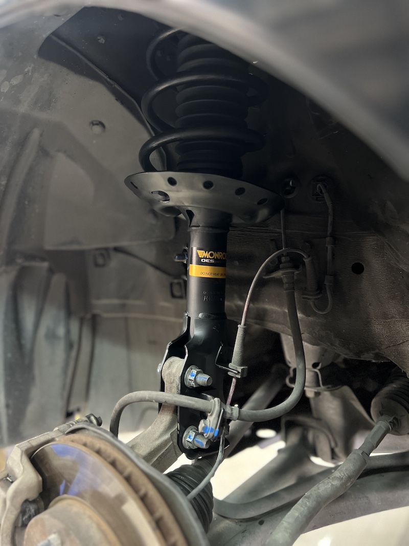 Honda Brio ถึงเวลาเปลี่ยนโช้คอัพใหม่ เพื่อความมั่นใจและสบายกว่าที่เคย! เราขอแนะนำชุดอัปเกรดที่ครบจบในชุดเดียว! ติดตั้งโช้คอัพ Monroe OE Spectrum พร้อมอะไหล่ส่วนควบใหม่ทั้งหมด สิ่งที่จะได้รับหลังจากติดตั้ง: ฟีลลิ่งแบบรถยุโรป: โช้คอัพ Monroe OE Spectrum ให้ความนุ่มนวลและยืดหยุ่นสูง ขับสบายในทุกสภาพถนน ไร้กังวลเรื่องเสียง: เทคโนโลยี ICV ช่วยลดแรงสั่นสะเทือนและเสียงรบกวนในห้องโดยสาร ทำให้การขับขี่เงียบขึ้น ทนทานกว่าเดิม: ผลิตด้วยวัสดุคุณภาพสูง ทนทานต่อการใช้งาน และยืดอายุการใช้งานของช่วงล่าง จบครบทุกปัญหา: ติดตั้งโดยทีมช่างผู้เชี่ยวชาญ พร้อมบริการตั้งศูนย์ด้วยเครื่องมือที่ทันสมัยที่สุด เหมาะสำหรับใคร? เจ้าของ Honda Brio ที่ต้องการความสบายในการขับขี่ประจำวัน ผู้ที่ต้องการอัปเกรดช่วงล่างให้มีความมั่นคง ปลอดภัย และนุ่มนวลยิ่งขึ้น  สำหรับเจ้าของ Brio ที่อยากได้ฟีลลิ่งขับขี่ที่สบายขึ้น แต่มั่นใจกว่าเดิม Monroe OE Spectrum คือคำตอบ!  สอบถามข้อมูลเพิ่มเติม หรือนัดหมายเข้ารับบริการ ️ : 08-6569-1915 ️ : 08-6544-5963  Line id : @88rw  Location : https://goo.gl/maps/HrNUAZXPN94KvxZ98  Facebook : https://www.facebook.com/88rwtire #Honda #Brio #Monroe #OESpectrum #โช้คอัพ #ช่วงล่าง #ยางเจริญรุ่งเรือง #นนทบุรี #งามวงศ์วาน #ยางรถยนต์นนทบุรี #ช่วงล่างรถยนต์ #โช้คอัพรถยนต์