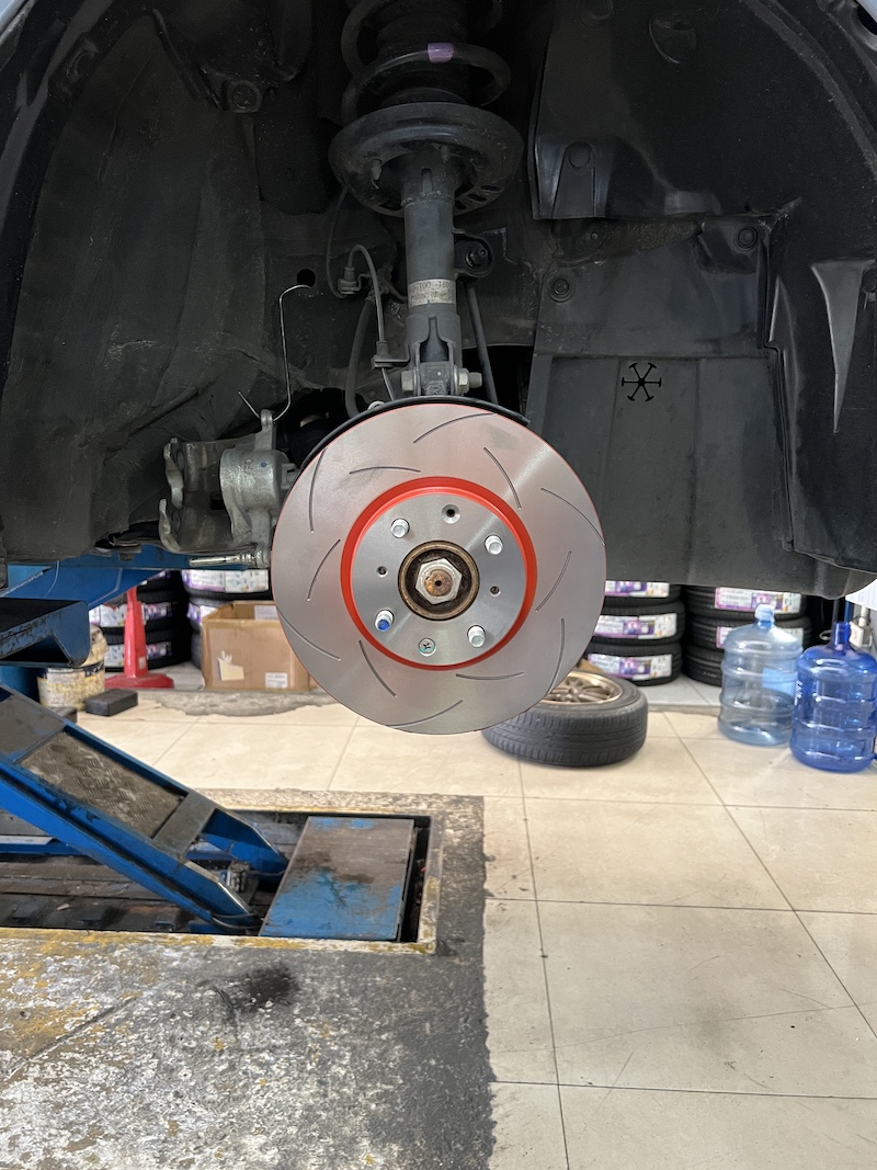 Honda City Turbo 1.0 | อัปเกรดเบรก TRW XPS + Nexzter PRO SPEC | แรง หนึบ มั่นใจทุกความเร็ว - ยางเจริญรุ่งเรือง City Turbo 1.0 คันนี้...เบรกมั่นใจ หยุดได้อยู่หมัด! เจ้าของ Honda City Turbo ที่ต้องการดึงสมรรถนะของรถออกมาใช้ได้เต็มที่ และต้องการเบรกที่ แรง หนึบ มั่นใจ ในทุกความเร็วสูง... ถึงเวลาอัปเกรดระบบเบรกยกชุดด้วยของพรีเมียมแล้วครับ! เราจัดเต็มชุดเบรก Performance ที่ดีที่สุดสำหรับ City Turbo! จานเบรก TRW XPS (เซาะร่อง): จานเบรกสมรรถนะสูง ช่วยระบายความร้อนได้อย่างรวดเร็ว ลดปัญหาเบรกเฟด ผ้าเบรก Nexzter PRO SPEC: ผ้าเบรกเกรดสปอร์ตที่ให้แรงเบรกสูง ทนความร้อนสูงถึง 600°C เหมาะสำหรับรถที่ขับเร็วหรือชอบฟีลลิ่งสปอร์ต สิ่งที่จะได้รับหลังจากติดตั้ง: แรงเบรกสูง คุมอยู่: เพิ่มแรงเบรกได้อย่างชัดเจน มั่นใจได้ทุกครั้งที่เหยียบ โดยเฉพาะเมื่อใช้ความเร็วสูง ทนร้อน ไม่เฟดง่าย: ระบบเบรกทำงานได้อย่างเสถียร แม้มีการเบรกหนักต่อเนื่อง จบครบในที่เดียว: ติดตั้งโดยทีมช่างผู้เชี่ยวชาญ พร้อมบริการเจียรจานและ ตั้งศูนย์ เพื่อให้รถคุณปลอดภัย 100% เหมาะสำหรับใคร? เจ้าของ City Turbo ที่ต้องการ Performance ในการขับขี่สูงสุด ผู้ที่ต้องการอัปเกรดเบรกให้ได้ความหนึบแน่นที่เหนือกว่า OEM อย่างชัดเจน อย่ามองข้ามความปลอดภัย! อัปเกรดชุดเบรกกับเราวันนี้ครับ สอบถามข้อมูลเพิ่มเติม หรือนัดหมายเข้ารับบริการ ️ : 08-6569-1915 ️ : 08-6544-5963 Line id : @88rw Location : https://goo.gl/maps/HrNUAZXPN94KvxZ98 Facebook : https://www.facebook.com/88rwtire #Honda #City #CityTurbo #TRW #Nexzter #PROSPEC #ผ้าเบรก #จานเบรก #เบรกหนึบ #ช่วงล่าง #ยางเจริญรุ่งเรือง #นนทบุรี #ตั้งศูนย์ Honda City Turbo 1.0 | อัปเกรดเบรก TRW XPS + Nexzter PRO SPEC | แรง หนึบ มั่นใจทุกความเร็ว - ยางเจริญรุ่งเรือง City Turbo 1.0 คันนี้...เบรกมั่นใจ หยุดได้อยู่หมัด! เจ้าของ Honda City Turbo ที่ต้องการดึงสมรรถนะของรถออกมาใช้ได้เต็มที่ และต้องการเบรกที่ แรง หนึบ มั่นใจ ในทุกความเร็วสูง... ถึงเวลาอัปเกรดระบบเบรกยกชุดด้วยของพรีเมียมแล้วครับ! เราจัดเต็มชุดเบรก Performance ที่ดีที่สุดสำหรับ City Turbo! จานเบรก TRW XPS (เซาะร่อง): จานเบรกสมรรถนะสูง ช่วยระบายความร้อนได้อย่างรวดเร็ว ลดปัญหาเบรกเฟด ผ้าเบรก Nexzter PRO SPEC: ผ้าเบรกเกรดสปอร์ตที่ให้แรงเบรกสูง ทนความร้อนสูงถึง 600°C เหมาะสำหรับรถที่ขับเร็วหรือชอบฟีลลิ่งสปอร์ต สิ่งที่จะได้รับหลังจากติดตั้ง: แรงเบรกสูง คุมอยู่: เพิ่มแรงเบรกได้อย่างชัดเจน มั่นใจได้ทุกครั้งที่เหยียบ โดยเฉพาะเมื่อใช้ความเร็วสูง ทนร้อน ไม่เฟดง่าย: ระบบเบรกทำงานได้อย่างเสถียร แม้มีการเบรกหนักต่อเนื่อง จบครบในที่เดียว: ติดตั้งโดยทีมช่างผู้เชี่ยวชาญ พร้อมบริการเจียรจานและ ตั้งศูนย์ เพื่อให้รถคุณปลอดภัย 100% เหมาะสำหรับใคร? เจ้าของ City Turbo ที่ต้องการ Performance ในการขับขี่สูงสุด ผู้ที่ต้องการอัปเกรดเบรกให้ได้ความหนึบแน่นที่เหนือกว่า OEM อย่างชัดเจน อย่ามองข้ามความปลอดภัย! อัปเกรดชุดเบรกกับเราวันนี้ครับ สอบถามข้อมูลเพิ่มเติม หรือนัดหมายเข้ารับบริการ ️ : 08-6569-1915 ️ : 08-6544-5963 Line id : @88rw Location : https://goo.gl/maps/HrNUAZXPN94KvxZ98 Facebook : https://www.facebook.com/88rwtire #Honda #City #CityTurbo #TRW #Nexzter #PROSPEC #ผ้าเบรก #จานเบรก #เบรกหนึบ #ช่วงล่าง #ยางเจริญรุ่งเรือง #นนทบุรี #ตั้งศูนย์