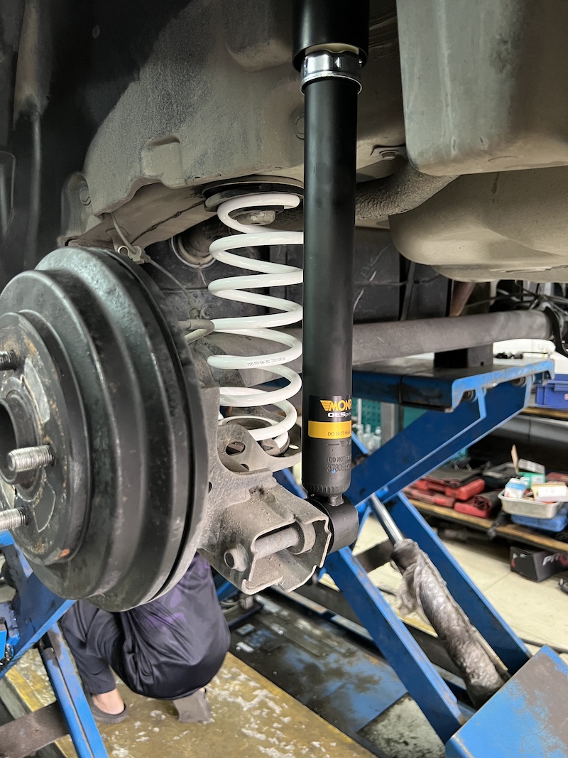 Suzuki Swift 1.2 | โช้ค Monroe OE Spectrum + สปริง YSS Comfort + ยาง Potenza RE005 | จบปัญหาสั่น/ดีด - ยางเจริญรุ่งเรือง นนทบุรี  ใครใช้ Suzuki Swift 1.2 (ปี 2014) แล้วเจอปัญหาครบวงจร ทั้งช่วงล่าง แข็ง/ดีด, รถสั่น เวลาออกตัว, และถึงเวลาเปลี่ยนยางชุดใหม่... เราจัดเต็มชุดฟื้นฟู Performance และ Comfort ให้กลับมาสมบูรณ์แบบแล้วครับ!  เราจัดชุดใหญ่! ฟื้นฟูสมรรถนะและความสบายแบบครบวงจร!  โช้คอัพ Monroe OE Spectrum + สปริง YSS Comfort: ชุด Comfort Hybrid ที่ให้ความ นุ่มนวลสูง ลดอาการดีดของรถเล็กได้อย่างชัดเจน  ยางรองแท่นเครื่องแท้ 3 จุด: แก้ปัญหาอาการ สั่น ของเครื่องยนต์ ให้รถกลับมานิ่งสนิท  ยาง Bridgestone Potenza RE005 (195/55R15): ยางสมรรถนะสูงที่เน้นการ ยึดเกาะถนน และ ความแม่นยำในการขับขี่  จบครบทุกขั้นตอน: ติดตั้งอะไหล่และยางใหม่ทั้งหมด พร้อมบริการ ตั้งศูนย์ (Hunter) ที่แม่นยำ  สิ่งที่จะได้รับหลังจากเข้ารับบริการ:  รถนิ่งสนิท: หายขาดจากอาการสั่นของเครื่องยนต์  ขับสบาย มั่นใจ: ช่วงล่างนุ่มขึ้น แต่เกาะถนนด้วยยาง Potenza ที่ยอดเยี่ยม  ความปลอดภัยเต็มพิกัด: ทุกชิ้นส่วนทำงานสมบูรณ์แบบ 100%   อย่าทนกับอาการสั่น! แวะมาให้เราตรวจเช็กและอัปเกรดความมั่นใจวันนี้ครับ   สอบถามข้อมูลเพิ่มเติม หรือนัดหมายเข้ารับบริการ ️ : 08-6569-1915 ️ : 08-6544-5963  Line id : @88rw  Location : https://goo.gl/maps/HrNUAZXPN94KvxZ98  Facebook : https://www.facebook.com/88rwtire  #Suzuki #Swift #Monroe #YSS #Bridgestone #Potenza #ยางรองแท่นเครื่อง #ช่วงล่าง #โช้คอัพ #ยางเจริญรุ่งเรือง #นนทบุรี #งามวงศ์วาน #ตั้งศูนย์ #ร้านซ่อมช่วงล่างดีๆใกล้ฉัน