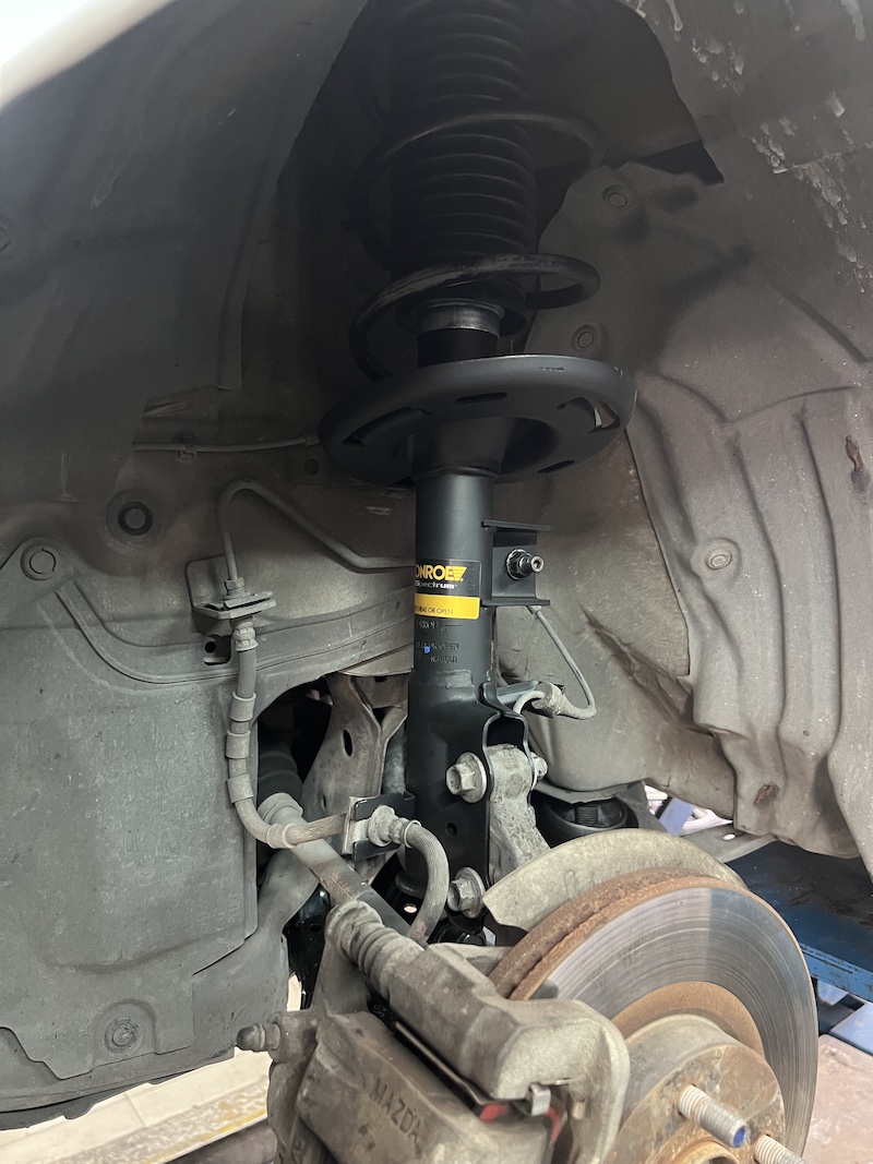 Mazda 2 Skyactiv ฟื้นคืนความสบาย...ขับขี่มั่นใจกว่าเดิม!  ใครใช้ Mazda 2 Skyactiv แล้วรู้สึกว่าช่วงล่างเริ่มกระด้าง ไม่นุ่มนวลเหมือนเดิม...  ถึงเวลาเปลี่ยนโช้คอัพใหม่ เพื่อความมั่นใจและสบายกว่าที่เคย! เราขอแนะนำชุดอัปเกรดที่ครบจบในที่เดียว!  ติดตั้งโช้คอัพ Monroe OE Spectrum พร้อมปีกนกล่างตรงรุ่น และบริการตั้งศูนย์  สิ่งที่จะได้รับหลังจากติดตั้ง: + ฟีลลิ่งแบบรถยุโรป: โช้คอัพ Monroe OE Spectrum ให้ความนุ่มนวลและยืดหยุ่นสูง ขับสบายในทุกสภาพถนน  + ไร้กังวลเรื่องเสียง: เทคโนโลยี ICV ช่วยลดแรงสั่นสะเทือนและเสียงรบกวนในห้องโดยสาร ทำให้การขับขี่เงียบขึ้น  + ทนทานกว่าเดิม: ผลิตด้วยวัสดุคุณภาพสูง ทนทานต่อการใช้งาน และยืดอายุการใช้งานของช่วงล่าง  + จบครบทุกปัญหา: เปลี่ยนพร้อมอะไหล่และบริการตั้งศูนย์ ทำให้ช่วงล่างกลับมาสมบูรณ์แบบที่สุด  เหมาะสำหรับใคร? + เจ้าของ Mazda 2 ที่ต้องการความสบายในการขับขี่ประจำวัน + ผู้ที่ต้องการอัปเกรดช่วงล่างให้มีความมั่นคง ปลอดภัย และนุ่มนวลยิ่งขึ้น   สำหรับเจ้าของ Mazda 2 ที่อยากได้ฟีลลิ่งขับขี่ที่สบายขึ้น แต่มั่นใจกว่าเดิม Monroe OE Spectrum คือคำตอบ!   สอบถามข้อมูลเพิ่มเติม หรือนัดหมายเข้ารับบริการ ️ : 08-6569-1915 ️ : 08-6544-5963  Line id : @88rw  Location : https://goo.gl/maps/HrNUAZXPN94KvxZ98  Facebook : https://www.facebook.com/88rwtire  #Mazda #Mazda2 #Mazda2Skyactiv #Monroe #OESpectrum #โช้คอัพ #ช่วงล่าง #ตั้งศูนย์ #ยางเจริญรุ่งเรือง #นนทบุรี #งามวงศ์วาน #ยางรถยนต์นนทบุรี #ช่วงล่างรถยนต์ #โช้คอัพรถยนต์