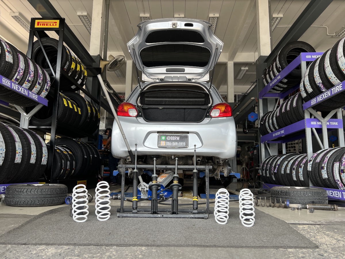 Mitsubishi Mirage ติดตั้งโช้คอัพ Monroe OE Spectrum และสปริง YSS Comfort Series สิ่งที่จะได้รับหลังจากติดตั้ง: นุ่มนวลระดับพรีเมียม: โช้คอัพ Monroe OE Spectrum ให้ฟีลลิ่งการขับขี่ที่นุ่มสบายและยืดหยุ่นสูง ซับแรงกระแทกเยี่ยม: สปริง YSS Comfort Series ช่วยเพิ่มประสิทธิภาพการซับแรง และลดอาการกระด้างของรถเล็กได้อย่างชัดเจน ขับสบายทุกวัน: การผสมผสานของสองแบรนด์ดังที่ให้ความนุ่มหนึบที่ลงตัว เหมาะกับการใช้งานในเมือง ไร้กังวลเรื่องเสียง: เทคโนโลยี ICV ของ Monroe ช่วยลดแรงสั่นสะเทือนและเสียงรบกวนในห้องโดยสาร เหมาะสำหรับใคร? เจ้าของ Mirage ที่ต้องการความสบายในการขับขี่เป็นหลัก ผู้ที่ต้องการอัปเกรดช่วงล่างให้มีความมั่นคง ปลอดภัยยิ่งขึ้น โดยไม่ต้องการโหลดเตี้ย เปลี่ยนรถคุณให้ขับขี่สบายและปลอดภัยกว่าเดิม! ชุดอัปเกรดนี้คือคำตอบที่ลงตัวครับ สอบถามข้อมูลเพิ่มเติม หรือนัดหมายเข้ารับบริการ ️ : 08-6569-1915 ️ : 08-6544-5963 Line id : @88rw Location : https://goo.gl/maps/HrNUAZXPN94KvxZ98 Facebook : https://www.facebook.com/88rwtire #Mitsubishi #Mirage #Monroe #YSS #โช้คอัพ #ช่วงล่าง #ยางเจริญรุ่งเรือง #นนทบุรี #งามวงศ์วาน Mitsubishi Mirage ติดตั้งโช้คอัพ Monroe OE Spectrum และสปริง YSS Comfort Series สิ่งที่จะได้รับหลังจากติดตั้ง: นุ่มนวลระดับพรีเมียม: โช้คอัพ Monroe OE Spectrum ให้ฟีลลิ่งการขับขี่ที่นุ่มสบายและยืดหยุ่นสูง ซับแรงกระแทกเยี่ยม: สปริง YSS Comfort Series ช่วยเพิ่มประสิทธิภาพการซับแรง และลดอาการกระด้างของรถเล็กได้อย่างชัดเจน ขับสบายทุกวัน: การผสมผสานของสองแบรนด์ดังที่ให้ความนุ่มหนึบที่ลงตัว เหมาะกับการใช้งานในเมือง ไร้กังวลเรื่องเสียง: เทคโนโลยี ICV ของ Monroe ช่วยลดแรงสั่นสะเทือนและเสียงรบกวนในห้องโดยสาร เหมาะสำหรับใคร? เจ้าของ Mirage ที่ต้องการความสบายในการขับขี่เป็นหลัก ผู้ที่ต้องการอัปเกรดช่วงล่างให้มีความมั่นคง ปลอดภัยยิ่งขึ้น โดยไม่ต้องการโหลดเตี้ย เปลี่ยนรถคุณให้ขับขี่สบายและปลอดภัยกว่าเดิม! ชุดอัปเกรดนี้คือคำตอบที่ลงตัวครับ สอบถามข้อมูลเพิ่มเติม หรือนัดหมายเข้ารับบริการ ️ : 08-6569-1915 ️ : 08-6544-5963 Line id : @88rw Location : https://goo.gl/maps/HrNUAZXPN94KvxZ98 Facebook : https://www.facebook.com/88rwtire #Mitsubishi #Mirage #Monroe #YSS #โช้คอัพ #ช่วงล่าง #ยางเจริญรุ่งเรือง #นนทบุรี #งามวงศ์วาน