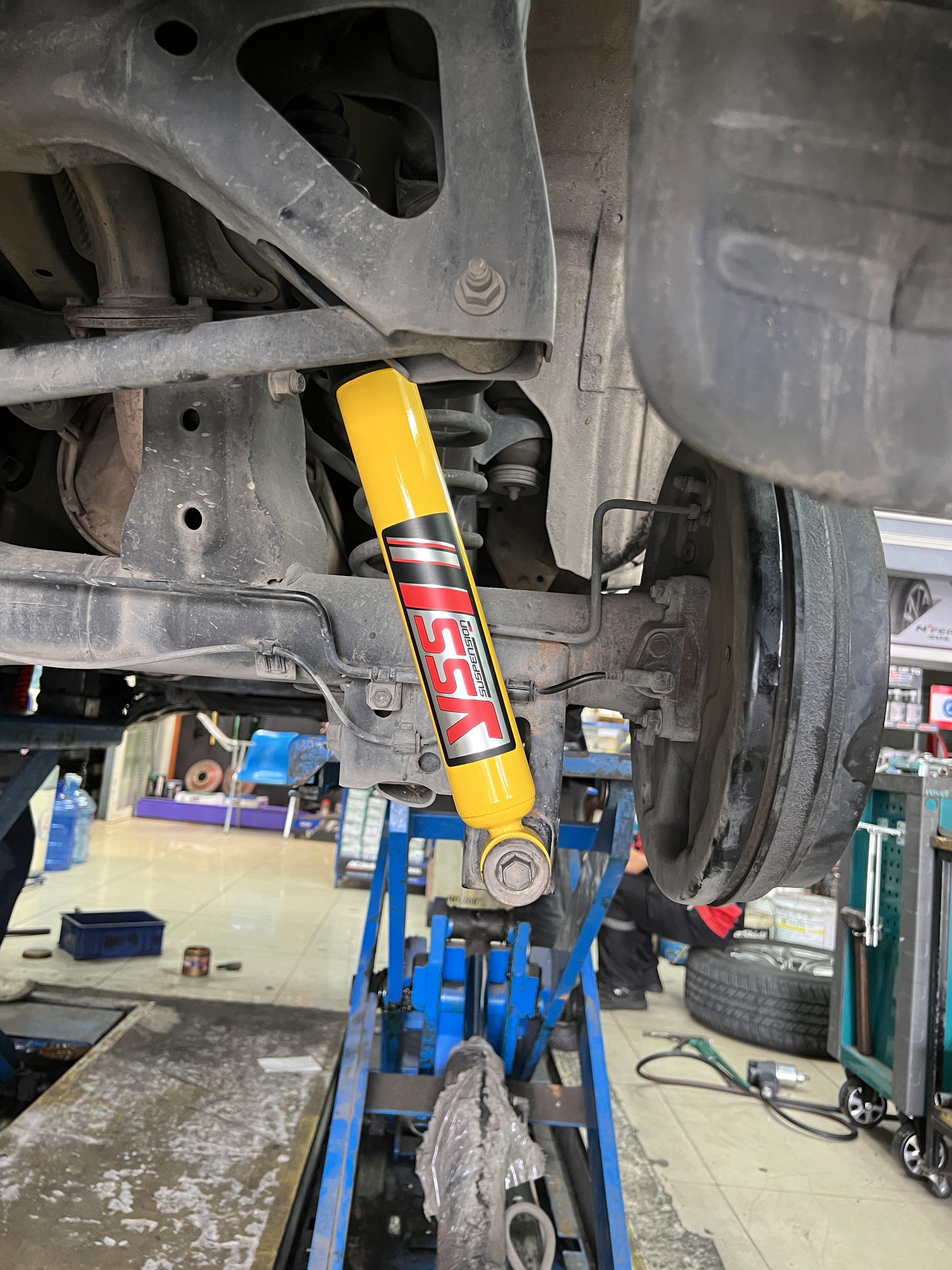 เปลี่ยนโช้คอัพ YSS DTG พร้อมปีกนกบน ลูกหมากปีกนกล่าง และบู้ชปีกนกล่าง สำหรับ Toyota Fortuner Champ ระยะ 300,000 กม. ที่ร้านยางเจริญรุ่งเรือง นนทบุรี ฟื้นฟูช่วงล่างทั้งระบบ พร้อมตั้งศูนย์ Hunter 3D เปลี่ยนโช้คอัพ YSS DTG พร้อมปีกนกบน ลูกหมากปีกนกล่าง และบู้ชปีกนกล่าง สำหรับ Toyota Fortuner Champ ระยะ 300,000 กม. ที่ร้านยางเจริญรุ่งเรือง นนทบุรี ฟื้นฟูช่วงล่างทั้งระบบ พร้อมตั้งศูนย์ Hunter 3D