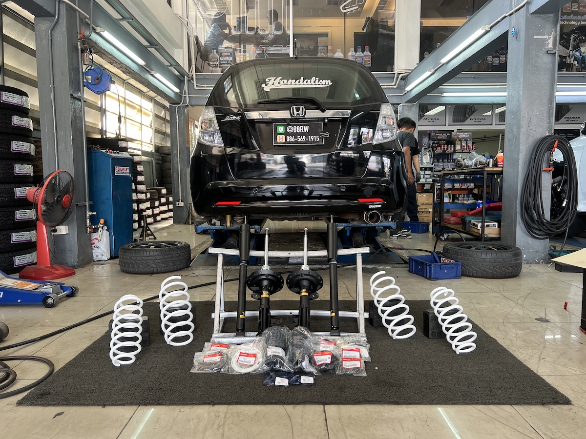 Honda Jazz GE | โช้คอัพ Monroe OE Spectrum + สปริง YSS Comfort | นุ่มสบายสไตล์ยุโรป - ยางเจริญรุ่งเรือง นนทบุรี  โพสต์ Facebook สำหรับ Honda Jazz GE + Monroe OE Spectrum & YSS Comfort [รูปภาพ Honda Jazz GE ที่กำลังติดตั้งโช้คอัพ/สปริง หรือภาพโช้คอัพ Monroe OE Spectrum และสปริง YSS ที่ดูโดดเด่น]  Honda Jazz GE คันนี้...จบปัญหารถดีด! อัปเกรดสู่ความนุ่มสบายขั้นสุด!   ใครใช้ Honda Jazz GE แล้วรู้สึกว่าช่วงล่างเริ่มแข็งกระด้าง ดีด หรือไม่นุ่มนวลเหมือนเดิม... ถึงเวลาเปลี่ยนชุดอัปเกรดที่มอบความนุ่มนวลและความมั่นใจที่เหนือกว่าแล้วครับ!  เราจัดชุดอัปเกรดที่สมบูรณ์แบบเพื่อความสบายสูงสุด!  โช้คอัพ Monroe OE Spectrum: คืนความ นุ่มนวล สบายสไตล์รถยุโรป ด้วยเทคโนโลยี ICV ช่วยลดเสียงและแรงสั่นสะเทือน  สปริง YSS Comfort: สปริงคุณภาพสูงที่ออกแบบมาเพื่อ เพิ่มความนุ่ม และลดอาการดีดของรถเล็กได้อย่างชัดเจน  อะไหล่ส่วนควบแท้ครบชุด: เปลี่ยนพร้อมอะไหล่แท้ทุกชิ้นส่วนในโช้คอัพ เพื่อความสมบูรณ์แบบสูงสุด  สิ่งที่จะได้รับหลังจากติดตั้ง:  นุ่มนวลกว่าเดิมหลายเท่า: ฟีลลิ่งการขับขี่ที่นุ่มสบายและยืดหยุ่นสูง  ไร้กังวลเรื่องเสียง: การทำงานที่เงียบและนุ่มนวล ลดความกระด้างจากช่วงล่าง  ความมั่นคงที่เพิ่มขึ้น: รถทรงตัวได้นิ่งขึ้น ลดอาการโคลงเคลง เข้าโค้งมั่นใจ  เหมาะสำหรับใคร?  เจ้าของ Honda Jazz GE ที่ต้องการ ความสบายสูงสุด ในการขับขี่ประจำวัน  ผู้ที่ต้องการอัปเกรดช่วงล่างให้มีความมั่นคง ปลอดภัย และนุ่มนวลยิ่งขึ้น   สำหรับเจ้าของ Jazz ที่อยากได้ฟีลลิ่งขับขี่ที่สบายขึ้น แต่มั่นใจกว่าเดิม ชุดนี้คือคำตอบ!   สอบถามข้อมูลเพิ่มเติม หรือนัดหมายเข้ารับบริการ ️ : 08-6569-1915 ️ : 08-6544-5963  Line id : @88rw 