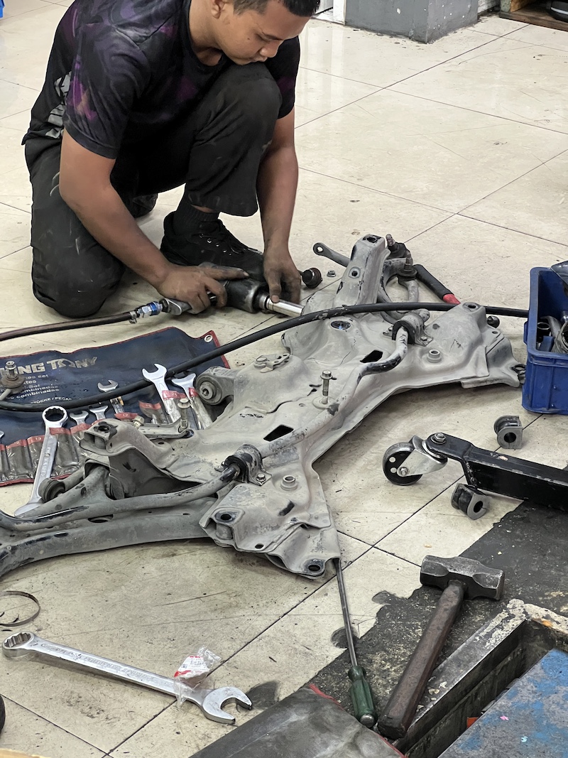 Honda Jazz GE | ซ่อมแร็คพวงมาลัย + เปลี่ยนปีกนกล่างแท้/ลูกหมาก 555 | คืนความแม่นยำ - ยางเจริญรุ่งเรือง นนทบุรี Jazz GE คันนี้...จบครบทุกปัญหาพวงมาลัยและช่วงล่าง! ใครใช้ Honda Jazz GE แล้วเจอปัญหาหนัก ทั้งอาการ พวงมาลัยหลวม, มีเสียงดัง กุกกัก เวลาเลี้ยว หรือ ท้ายรถดีด... ถึงเวลาฟื้นฟูระบบบังคับเลี้ยวและช่วงล่างให้กลับมานิ่งและแม่นยำเหมือนรถใหม่แล้วครับ! เราจัดเต็มชุดฟื้นฟูช่วงล่างและระบบบังคับเลี้ยวระดับพรีเมียม! ซ่อมแร็คพวงมาลัย: แก้ปัญหาอาการหลวม/เสียงดังที่แร็ค ให้พวงมาลัยกลับมาคมชัด นิ่งสนิท ปีกนกล่างแท้: เปลี่ยนเพื่อคืนความแม่นยำและความสมบูรณ์แบบของช่วงล่าง ลูกหมากชุดใหญ่ (ตอง 5 ญี่ปุ่นแท้): เปลี่ยนทั้ง ลูกหมากแร็ค และลูกหมากคันชัก ที่ "แน่น เหนียว ทนทาน" คืนความมั่นใจในการควบคุม บู้ชคานหลัง: เปลี่ยนใหม่เพื่อ แก้ปัญหาท้ายดีด และลดความกระด้างจากด้านหลัง สิ่งที่จะได้รับหลังจากเข้ารับบริการ: พวงมาลัยนิ่งสนิท: หายขาดจากอาการหลวม/เสียงดัง ทำให้การควบคุมรถแม่นยำกว่าเดิม ช่วงล่างแน่น มั่นคง: ท้ายรถไม่ดีด ไม่โคลงเคลง ขับขี่ได้อย่างมั่นใจ อะไหล่คุณภาพพรีเมียม: ใช้ปีกนกล่างแท้เบิกศูนย์ และลูกหมากญี่ปุ่นแท้ (ตอง 5) ที่วางใจได้ จบครบในที่เดียว: ติดตั้ง Setup และตั้งศูนย์โดยทีมช่างผู้เชี่ยวชาญ เหมาะสำหรับใคร? เจ้าของ Jazz GE ที่ต้องการฟื้นฟูระบบบังคับเลี้ยวและช่วงล่างให้สมบูรณ์แบบ ผู้ที่ต้องการความปลอดภัยสูงสุดและฟีลลิ่งการขับขี่ที่แม่นยำในระยะยาว อย่าปล่อยให้พวงมาลัยมีปัญหา! แวะมาตรวจเช็กกับผู้เชี่ยวชาญวันนี้ครับ สอบถามข้อมูลเพิ่มเติม หรือนัดหมายเข้ารับบริการ ️ : 08-6569-1915 ️ : 08-6544-5963 Line id : @88rw Location : https://goo.gl/maps/HrNUAZXPN94KvxZ98 Facebook : https://www.facebook.com/88rwtire #Honda #Jazz #JazzGE #ลูกหมาก555 #ซ่อมแร็ค #ปีกนกล่าง #บู้ชคานหลัง #ช่วงล่าง #ยางเจริญรุ่งเรือง #นนทบุรี #งามวงศ์วาน #ตั้งศูนย์ #อะไหล่ช่วงล่าง Honda Jazz GE | ซ่อมแร็คพวงมาลัย + เปลี่ยนปีกนกล่างแท้/ลูกหมาก 555 | คืนความแม่นยำ - ยางเจริญรุ่งเรือง นนทบุรี Jazz GE คันนี้...จบครบทุกปัญหาพวงมาลัยและช่วงล่าง! ใครใช้ Honda Jazz GE แล้วเจอปัญหาหนัก ทั้งอาการ พวงมาลัยหลวม, มีเสียงดัง กุกกัก เวลาเลี้ยว หรือ ท้ายรถดีด... ถึงเวลาฟื้นฟูระบบบังคับเลี้ยวและช่วงล่างให้กลับมานิ่งและแม่นยำเหมือนรถใหม่แล้วครับ! เราจัดเต็มชุดฟื้นฟูช่วงล่างและระบบบังคับเลี้ยวระดับพรีเมียม! ซ่อมแร็คพวงมาลัย: แก้ปัญหาอาการหลวม/เสียงดังที่แร็ค ให้พวงมาลัยกลับมาคมชัด นิ่งสนิท ปีกนกล่างแท้: เปลี่ยนเพื่อคืนความแม่นยำและความสมบูรณ์แบบของช่วงล่าง ลูกหมากชุดใหญ่ (ตอง 5 ญี่ปุ่นแท้): เปลี่ยนทั้ง ลูกหมากแร็ค และลูกหมากคันชัก ที่ "แน่น เหนียว ทนทาน" คืนความมั่นใจในการควบคุม บู้ชคานหลัง: เปลี่ยนใหม่เพื่อ แก้ปัญหาท้ายดีด และลดความกระด้างจากด้านหลัง สิ่งที่จะได้รับหลังจากเข้ารับบริการ: พวงมาลัยนิ่งสนิท: หายขาดจากอาการหลวม/เสียงดัง ทำให้การควบคุมรถแม่นยำกว่าเดิม ช่วงล่างแน่น มั่นคง: ท้ายรถไม่ดีด ไม่โคลงเคลง ขับขี่ได้อย่างมั่นใจ อะไหล่คุณภาพพรีเมียม: ใช้ปีกนกล่างแท้เบิกศูนย์ และลูกหมากญี่ปุ่นแท้ (ตอง 5) ที่วางใจได้ จบครบในที่เดียว: ติดตั้ง Setup และตั้งศูนย์โดยทีมช่างผู้เชี่ยวชาญ เหมาะสำหรับใคร? เจ้าของ Jazz GE ที่ต้องการฟื้นฟูระบบบังคับเลี้ยวและช่วงล่างให้สมบูรณ์แบบ ผู้ที่ต้องการความปลอดภัยสูงสุดและฟีลลิ่งการขับขี่ที่แม่นยำในระยะยาว อย่าปล่อยให้พวงมาลัยมีปัญหา! แวะมาตรวจเช็กกับผู้เชี่ยวชาญวันนี้ครับ สอบถามข้อมูลเพิ่มเติม หรือนัดหมายเข้ารับบริการ ️ : 08-6569-1915 ️ : 08-6544-5963 Line id : @88rw Location : https://goo.gl/maps/HrNUAZXPN94KvxZ98 Facebook : https://www.facebook.com/88rwtire #Honda #Jazz #JazzGE #ลูกหมาก555 #ซ่อมแร็ค #ปีกนกล่าง #บู้ชคานหลัง #ช่วงล่าง #ยางเจริญรุ่งเรือง #นนทบุรี #งามวงศ์วาน #ตั้งศูนย์ #อะไหล่ช่วงล่าง