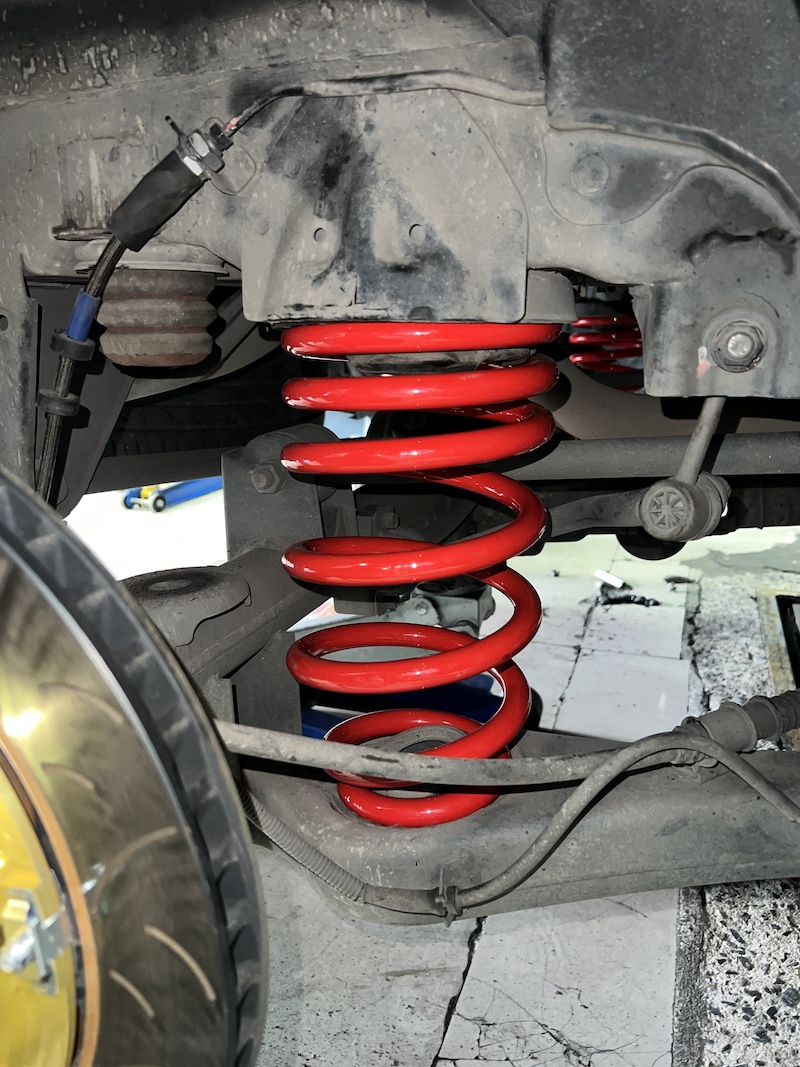 Hyundai H1 | อัปเกรดช่วงล่างชุดใหญ่ Monroe OE Spectrum + สปริง YSS | จบปัญหาโคลงเคลง - ยางเจริญรุ่งเรือง นนทบุรี  Hyundai H1 คันนี้...ชุด Hybrid Set สมบูรณ์แบบ! นุ่มสบายทั้งคัน!   ขอบคุณลูกค้า H1 ที่ไว้วางใจในร้านยางเจริญรุ่งเรือง! ลูกค้าเคยติดตั้ง YSS DTG Plus คู่หลัง ไปแล้ว วันนี้กลับมา จบชุดใหญ่ ด้วยการอัปเกรดช่วงล่างด้านหน้าและสปริงให้สมบูรณ์แบบ!  เราจัดชุดอัปเกรด Hybrid Set เพื่อความสมบูรณ์แบบ:  คู่หน้า Monroe OE Spectrum: เน้นความ นุ่มนวล สบายสไตล์รถยุโรป ลดแรงสั่นสะเทือนในห้องโดยสาร  คู่หลัง YSS DTG Plus (เดิม): ทำงานร่วมกับชุดหน้าเพื่อความหนึบแน่นที่ปรับได้  สปริง YSS Performance (หน้า/หลัง): สปริงที่ถูกออกแบบมาเพื่อ บาลานซ์น้ำหนักรถตู้ ช่วยลดอาการโยนตัวของรถได้อย่างมีประสิทธิภาพ  สิ่งที่จะได้รับหลังจากเข้ารับบริการ:  ความนิ่งและสบายเต็มพิกัด: รถโคลงเคลงน้อยลง ผู้โดยสารนั่งสบายยิ่งขึ้นอย่างชัดเจน  ควบคุมแม่นยำ: การผสานชุดโช้คอัพที่ลงตัว ช่วยให้พวงมาลัยตอบสนองดีขึ้น  อะไหล่คุณภาพพรีเมียม: มั่นใจในคุณภาพของแบรนด์ Monroe และ YSS  จบครบในที่เดียว: ติดตั้ง Setup และตั้งศูนย์โดยทีมช่างผู้เชี่ยวชาญ  เหมาะสำหรับใคร?  เจ้าของ H1 ที่ต้องการความสบายของผู้โดยสารเป็นหลัก  ผู้ที่ต้องการจบปัญหาช่วงล่างโคลงเคลงให้สมบูรณ์แบบที่สุด   ยกระดับรถตู้ของคุณให้ขับขี่ปลอดภัยและสบายที่สุด! นัดหมายเข้ารับบริการได้เลยครับ   สอบถามข้อมูลเพิ่มเติม หรือนัดหมายเข้ารับบริการ ️ : 08-6569-1915 ️ : 08-6544-5963  Line id : @88rw  Location : https://goo.gl/maps/HrNUAZXPN94KvxZ98  Facebook : https://www.facebook.com/88rwtire  #Hyundai #H1 #รถตู้ #Monroe #YSS #DTGPlus #YSSPerformance #โช้คอัพ #ช่วงล่าง #ยางเจริญรุ่งเรือง #นนทบุรี #งามวงศ์วาน #ตั้งศูนย์ #อะไหล่ช่วงล่าง