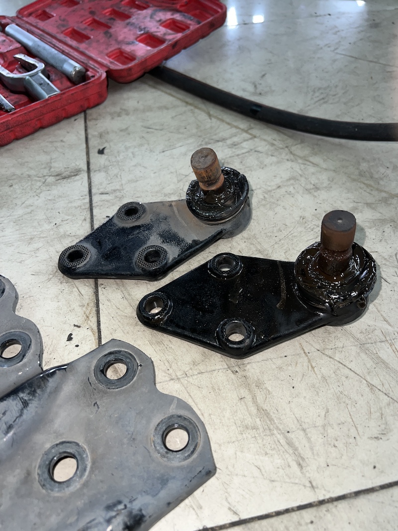 MG ZS EV | โช้คอัพ Monroe OE Spectrum | คืนความนุ่มนวล ลดอาการดีด/โคลง - ยางเจริญรุ่งเรือง นนทบุรี  MG ZS EV คันนี้...อัปเกรดความสบายให้เหนือกว่า!   ใครใช้ MG ZS EV แล้วรู้สึกว่าช่วงล่างยัง แข็งกระด้าง หรือต้องการความนุ่มนวลและมั่นใจที่ลงตัว... ถึงเวลาเปลี่ยนโช้คอัพใหม่ เพื่อความมั่นใจและสบายกว่าที่เคย!  เราขอแนะนำชุดอัปเกรดที่ครบจบในชุดเดียว! ติดตั้งโช้คอัพ Monroe OE Spectrum พร้อมอะไหล่ส่วนควบใหม่ครบชุด  สิ่งที่จะได้รับหลังจากติดตั้ง:  ฟีลลิ่งแบบรถยุโรป: โช้คอัพ Monroe OE Spectrum ให้ความ นุ่มนวล และยืดหยุ่นสูง ขับสบายในทุกสภาพถนน  ไร้กังวลเรื่องเสียง: เทคโนโลยี ICV ช่วยลดแรงสั่นสะเทือนและเสียงรบกวนในห้องโดยสาร ทำให้การขับขี่เงียบขึ้น  ทนทานกว่าเดิม: ผลิตด้วยวัสดุคุณภาพสูง ทนทานต่อการใช้งาน และยืดอายุการใช้งานของช่วงล่าง  ความมั่นคงที่เพิ่มขึ้น: รถทรงตัวได้นิ่งขึ้น ลดอาการโคลงเคลง เข้าโค้งมั่นใจ (สำคัญต่อรถ EV ที่มีน้ำหนักมาก)  เหมาะสำหรับใคร?  เจ้าของ MG ZS EV ที่ต้องการความสบายในการขับขี่ประจำวัน  ผู้ที่ต้องการอัปเกรดช่วงล่างให้มีความมั่นคง ปลอดภัย และนุ่มนวลยิ่งขึ้น   สำหรับเจ้าของ MG ZS EV ที่อยากได้ฟีลลิ่งขับขี่ที่สบายขึ้น แต่มั่นใจกว่าเดิม Monroe OE Spectrum คือคำตอบ!   สอบถามข้อมูลเพิ่มเติม หรือนัดหมายเข้ารับบริการ ️ : 08-6569-1915 ️ : 08-6544-5963  Line id : @88rw  Location : https://goo.gl/maps/HrNUAZXPN94KvxZ98  Facebook : https://www.facebook.com/88rwtire  #MG #MGZSEV #รถEV #Monroe #OESpectrum #โช้คอัพ #ช่วงล่าง #ยางเจริญรุ่งเรือง #นนทบุรี #งามวงศ์วาน #ตั้งศูนย์ #อะไหล่ช่วงล่าง