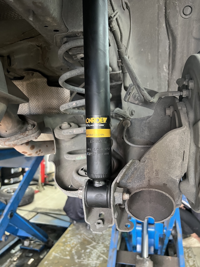 Mazda 2 Skyactiv ฟื้นคืนความสบาย...ขับขี่มั่นใจกว่าเดิม!  ใครใช้ Mazda 2 Skyactiv แล้วรู้สึกว่าช่วงล่างเริ่มกระด้าง ไม่นุ่มนวลเหมือนเดิม...  ถึงเวลาเปลี่ยนโช้คอัพใหม่ เพื่อความมั่นใจและสบายกว่าที่เคย! เราขอแนะนำชุดอัปเกรดที่ครบจบในที่เดียว!  ติดตั้งโช้คอัพ Monroe OE Spectrum พร้อมปีกนกล่างตรงรุ่น และบริการตั้งศูนย์  สิ่งที่จะได้รับหลังจากติดตั้ง: + ฟีลลิ่งแบบรถยุโรป: โช้คอัพ Monroe OE Spectrum ให้ความนุ่มนวลและยืดหยุ่นสูง ขับสบายในทุกสภาพถนน  + ไร้กังวลเรื่องเสียง: เทคโนโลยี ICV ช่วยลดแรงสั่นสะเทือนและเสียงรบกวนในห้องโดยสาร ทำให้การขับขี่เงียบขึ้น  + ทนทานกว่าเดิม: ผลิตด้วยวัสดุคุณภาพสูง ทนทานต่อการใช้งาน และยืดอายุการใช้งานของช่วงล่าง  + จบครบทุกปัญหา: เปลี่ยนพร้อมอะไหล่และบริการตั้งศูนย์ ทำให้ช่วงล่างกลับมาสมบูรณ์แบบที่สุด  เหมาะสำหรับใคร? + เจ้าของ Mazda 2 ที่ต้องการความสบายในการขับขี่ประจำวัน + ผู้ที่ต้องการอัปเกรดช่วงล่างให้มีความมั่นคง ปลอดภัย และนุ่มนวลยิ่งขึ้น   สำหรับเจ้าของ Mazda 2 ที่อยากได้ฟีลลิ่งขับขี่ที่สบายขึ้น แต่มั่นใจกว่าเดิม Monroe OE Spectrum คือคำตอบ!   สอบถามข้อมูลเพิ่มเติม หรือนัดหมายเข้ารับบริการ ️ : 08-6569-1915 ️ : 08-6544-5963  Line id : @88rw  Location : https://goo.gl/maps/HrNUAZXPN94KvxZ98  Facebook : https://www.facebook.com/88rwtire  #Mazda #Mazda2 #Mazda2Skyactiv #Monroe #OESpectrum #โช้คอัพ #ช่วงล่าง #ตั้งศูนย์ #ยางเจริญรุ่งเรือง #นนทบุรี #งามวงศ์วาน #ยางรถยนต์นนทบุรี #ช่วงล่างรถยนต์ #โช้คอัพรถยนต์