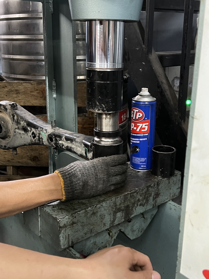 HYUNDAI H1 ลูกค้าประจำ เปลี่ยนโช้คอัพ คู่หลังพร้อมบู้ชคานหลัง [+] YSS DTG PLUS ปรับ 7 ระดับ คู่หลัง [+] บู้ชคานหลัง พร้อมบริการอัด  สอบถามข้อมูลเพิ่มเติม หรือนัดหมายเข้ารับบริการ ️ : 08-6569-1915 ️ : 08-6544-5963  Line id : @88rw  Location : https://goo.gl/maps/HrNUAZXPN94KvxZ98  Facebook : https://www.facebook.com/88rwtire #hyundaih1 #บู้ชคานหลัง #yssdtgplus #ยางรถยนต์ #โช้คอัพ #ช่วงล่าง #ยางเจริญรุ่งเรือง #นนทบุรี #งามวงศ์วาน