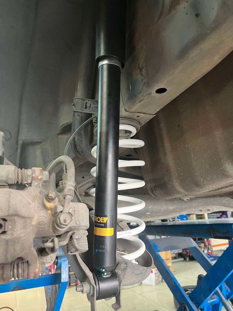 Honda Jazz GE | โช้คอัพ Monroe OE Spectrum + สปริง YSS Comfort | นุ่มสบายสไตล์ยุโรป - ยางเจริญรุ่งเรือง นนทบุรี  โพสต์ Facebook สำหรับ Honda Jazz GE + Monroe OE Spectrum & YSS Comfort [รูปภาพ Honda Jazz GE ที่กำลังติดตั้งโช้คอัพ/สปริง หรือภาพโช้คอัพ Monroe OE Spectrum และสปริง YSS ที่ดูโดดเด่น]  Honda Jazz GE คันนี้...จบปัญหารถดีด! อัปเกรดสู่ความนุ่มสบายขั้นสุด!   ใครใช้ Honda Jazz GE แล้วรู้สึกว่าช่วงล่างเริ่มแข็งกระด้าง ดีด หรือไม่นุ่มนวลเหมือนเดิม... ถึงเวลาเปลี่ยนชุดอัปเกรดที่มอบความนุ่มนวลและความมั่นใจที่เหนือกว่าแล้วครับ!  เราจัดชุดอัปเกรดที่สมบูรณ์แบบเพื่อความสบายสูงสุด!  โช้คอัพ Monroe OE Spectrum: คืนความ นุ่มนวล สบายสไตล์รถยุโรป ด้วยเทคโนโลยี ICV ช่วยลดเสียงและแรงสั่นสะเทือน  สปริง YSS Comfort: สปริงคุณภาพสูงที่ออกแบบมาเพื่อ เพิ่มความนุ่ม และลดอาการดีดของรถเล็กได้อย่างชัดเจน  อะไหล่ส่วนควบแท้ครบชุด: เปลี่ยนพร้อมอะไหล่แท้ทุกชิ้นส่วนในโช้คอัพ เพื่อความสมบูรณ์แบบสูงสุด  สิ่งที่จะได้รับหลังจากติดตั้ง:  นุ่มนวลกว่าเดิมหลายเท่า: ฟีลลิ่งการขับขี่ที่นุ่มสบายและยืดหยุ่นสูง  ไร้กังวลเรื่องเสียง: การทำงานที่เงียบและนุ่มนวล ลดความกระด้างจากช่วงล่าง  ความมั่นคงที่เพิ่มขึ้น: รถทรงตัวได้นิ่งขึ้น ลดอาการโคลงเคลง เข้าโค้งมั่นใจ  เหมาะสำหรับใคร?  เจ้าของ Honda Jazz GE ที่ต้องการ ความสบายสูงสุด ในการขับขี่ประจำวัน  ผู้ที่ต้องการอัปเกรดช่วงล่างให้มีความมั่นคง ปลอดภัย และนุ่มนวลยิ่งขึ้น   สำหรับเจ้าของ Jazz ที่อยากได้ฟีลลิ่งขับขี่ที่สบายขึ้น แต่มั่นใจกว่าเดิม ชุดนี้คือคำตอบ!   สอบถามข้อมูลเพิ่มเติม หรือนัดหมายเข้ารับบริการ ️ : 08-6569-1915 ️ : 08-6544-5963  Line id : @88rw 