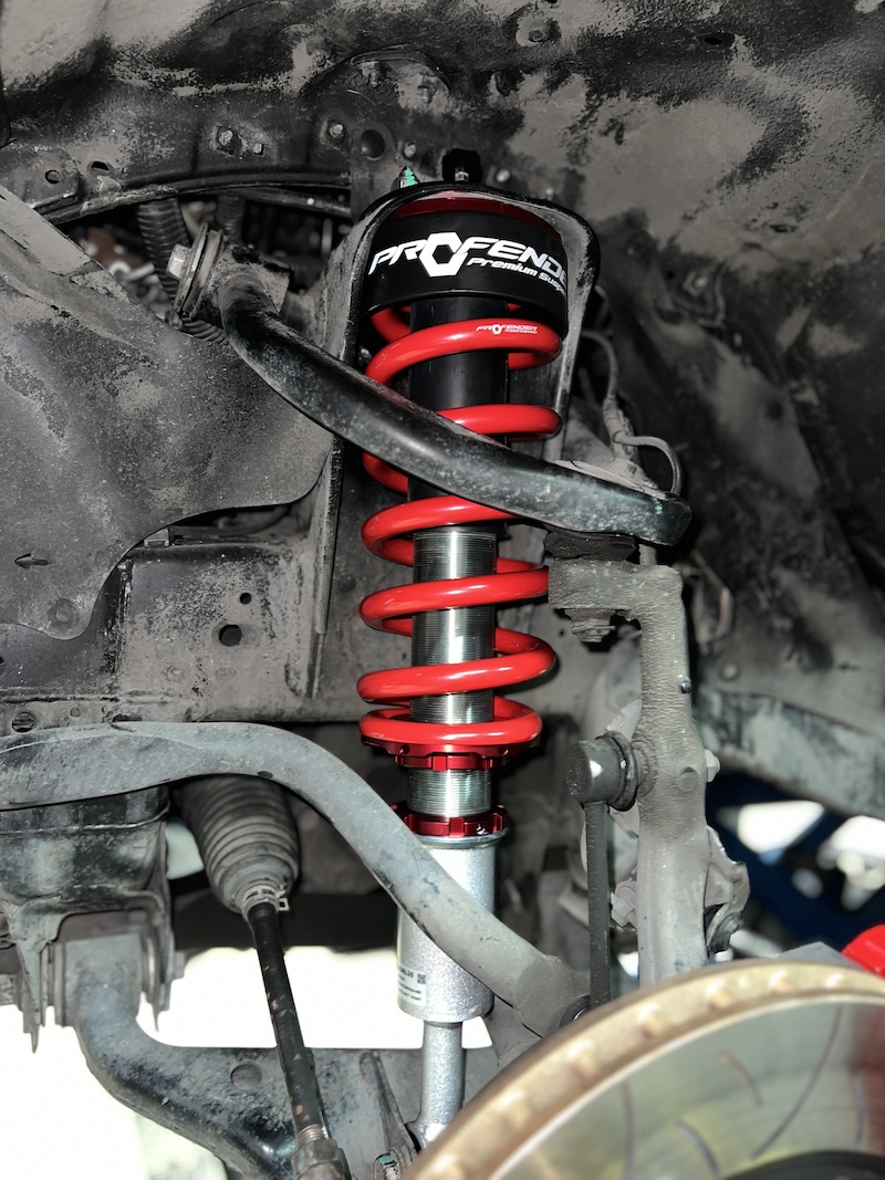 Fortuner Champ ติดตั้งชุดโช้คอัพ Profender ชุดท็อป พร้อมสปริง YSS Performance สิ่งที่จะได้รับหลังจากติดตั้ง: คู่หน้า Queen Series (ปรับ 16 ระดับ): เน้นความ นุ่มนวลสูงสุด ขับสบายสไตล์รถครอบครัว ปรับฟีลลิ่งได้ละเอียด คู่หลัง Piggyback (ปรับ 8 ระดับ): เพิ่มความ หนึบแน่น และ การทรงตัว ที่ยอดเยี่ยม ด้วยซับแทงก์ช่วยระบายความร้อน ทำให้สมรรถนะคงที่แม้เดินทางไกล สปริง YSS Performance: ออกแบบมาเพื่อ บาลานซ์น้ำหนัก และทำงานร่วมกับโช้คอัพได้อย่างสมบูรณ์แบบ ฟีลลิ่งที่ได้: หนึบนวล ลงตัว รถไม่โคลงเคลง เข้าโค้งมั่นใจ ผู้โดยสารนั่งสบาย เหมาะสำหรับใคร? เจ้าของ Fortuner ที่ใช้งานหลากหลาย ทั้งในเมืองและเดินทางไกล ผู้ที่ต้องการ ช่วงล่างที่สามารถปรับจูนได้ละเอียด เพื่อหาจุดที่ลงตัวที่สุดสำหรับรถของตัวเอง  ยกระดับรถคุณให้เหนือกว่าใคร ด้วยบริการติดตั้งชุดใหญ่จาก #ยางเจริญรุ่งเรือง  สอบถามข้อมูลเพิ่มเติม หรือนัดหมายเข้ารับบริการ ️ : 08-6569-1915 ️ : 08-6544-5963  Line id : @88rw  Location : https://goo.gl/maps/HrNUAZXPN94KvxZ98  Facebook : https://www.facebook.com/88rwtire #Toyota #Fortuner #Profender #QueenSeries #Piggyback #YSS #โช้คอัพ #ช่วงล่าง #ยางเจริญรุ่งเรือง #นนทบุรี #งามวงศ์วาน