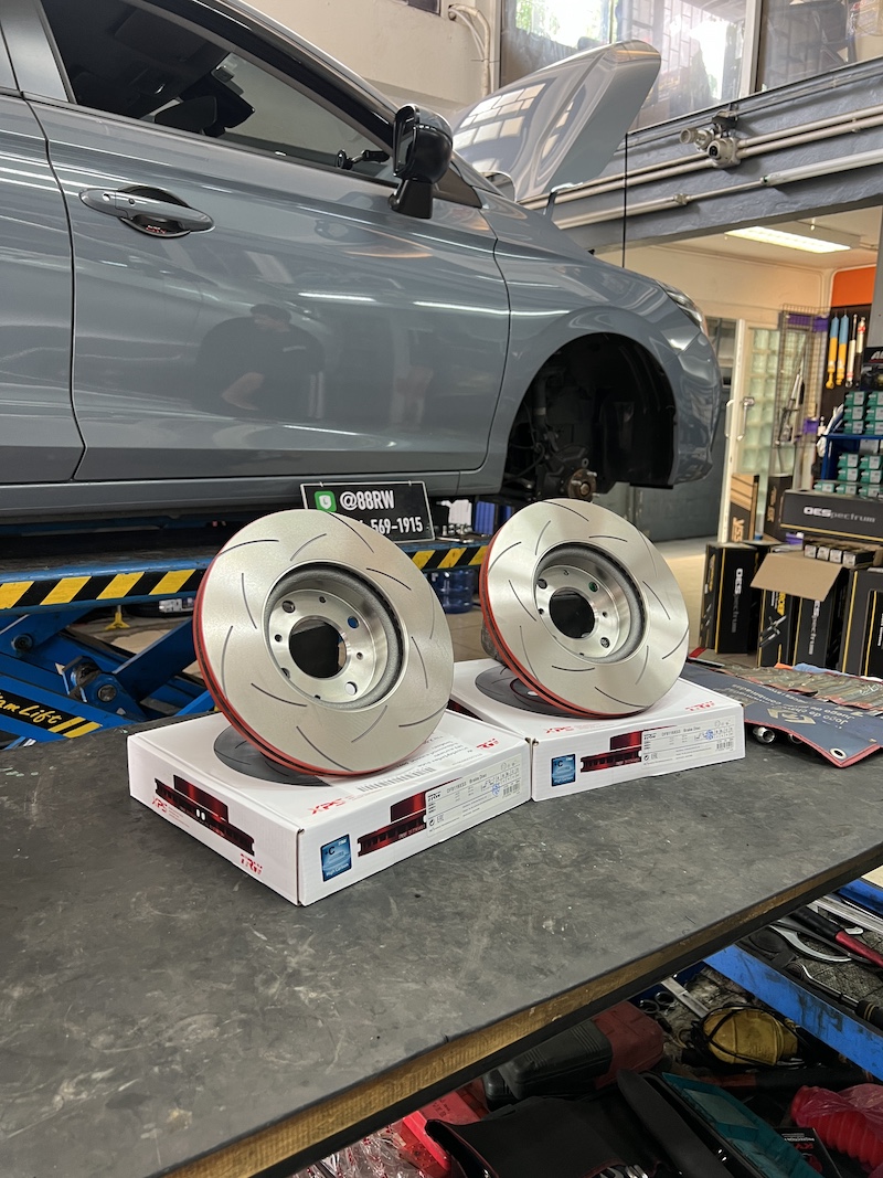 Honda City Turbo 1.0 | อัปเกรดเบรก TRW XPS + Nexzter PRO SPEC | แรง หนึบ มั่นใจทุกความเร็ว - ยางเจริญรุ่งเรือง City Turbo 1.0 คันนี้...เบรกมั่นใจ หยุดได้อยู่หมัด! เจ้าของ Honda City Turbo ที่ต้องการดึงสมรรถนะของรถออกมาใช้ได้เต็มที่ และต้องการเบรกที่ แรง หนึบ มั่นใจ ในทุกความเร็วสูง... ถึงเวลาอัปเกรดระบบเบรกยกชุดด้วยของพรีเมียมแล้วครับ! เราจัดเต็มชุดเบรก Performance ที่ดีที่สุดสำหรับ City Turbo! จานเบรก TRW XPS (เซาะร่อง): จานเบรกสมรรถนะสูง ช่วยระบายความร้อนได้อย่างรวดเร็ว ลดปัญหาเบรกเฟด ผ้าเบรก Nexzter PRO SPEC: ผ้าเบรกเกรดสปอร์ตที่ให้แรงเบรกสูง ทนความร้อนสูงถึง 600°C เหมาะสำหรับรถที่ขับเร็วหรือชอบฟีลลิ่งสปอร์ต สิ่งที่จะได้รับหลังจากติดตั้ง: แรงเบรกสูง คุมอยู่: เพิ่มแรงเบรกได้อย่างชัดเจน มั่นใจได้ทุกครั้งที่เหยียบ โดยเฉพาะเมื่อใช้ความเร็วสูง ทนร้อน ไม่เฟดง่าย: ระบบเบรกทำงานได้อย่างเสถียร แม้มีการเบรกหนักต่อเนื่อง จบครบในที่เดียว: ติดตั้งโดยทีมช่างผู้เชี่ยวชาญ พร้อมบริการเจียรจานและ ตั้งศูนย์ เพื่อให้รถคุณปลอดภัย 100% เหมาะสำหรับใคร? เจ้าของ City Turbo ที่ต้องการ Performance ในการขับขี่สูงสุด ผู้ที่ต้องการอัปเกรดเบรกให้ได้ความหนึบแน่นที่เหนือกว่า OEM อย่างชัดเจน อย่ามองข้ามความปลอดภัย! อัปเกรดชุดเบรกกับเราวันนี้ครับ สอบถามข้อมูลเพิ่มเติม หรือนัดหมายเข้ารับบริการ ️ : 08-6569-1915 ️ : 08-6544-5963 Line id : @88rw Location : https://goo.gl/maps/HrNUAZXPN94KvxZ98 Facebook : https://www.facebook.com/88rwtire #Honda #City #CityTurbo #TRW #Nexzter #PROSPEC #ผ้าเบรก #จานเบรก #เบรกหนึบ #ช่วงล่าง #ยางเจริญรุ่งเรือง #นนทบุรี #ตั้งศูนย์ Honda City Turbo 1.0 | อัปเกรดเบรก TRW XPS + Nexzter PRO SPEC | แรง หนึบ มั่นใจทุกความเร็ว - ยางเจริญรุ่งเรือง City Turbo 1.0 คันนี้...เบรกมั่นใจ หยุดได้อยู่หมัด! เจ้าของ Honda City Turbo ที่ต้องการดึงสมรรถนะของรถออกมาใช้ได้เต็มที่ และต้องการเบรกที่ แรง หนึบ มั่นใจ ในทุกความเร็วสูง... ถึงเวลาอัปเกรดระบบเบรกยกชุดด้วยของพรีเมียมแล้วครับ! เราจัดเต็มชุดเบรก Performance ที่ดีที่สุดสำหรับ City Turbo! จานเบรก TRW XPS (เซาะร่อง): จานเบรกสมรรถนะสูง ช่วยระบายความร้อนได้อย่างรวดเร็ว ลดปัญหาเบรกเฟด ผ้าเบรก Nexzter PRO SPEC: ผ้าเบรกเกรดสปอร์ตที่ให้แรงเบรกสูง ทนความร้อนสูงถึง 600°C เหมาะสำหรับรถที่ขับเร็วหรือชอบฟีลลิ่งสปอร์ต สิ่งที่จะได้รับหลังจากติดตั้ง: แรงเบรกสูง คุมอยู่: เพิ่มแรงเบรกได้อย่างชัดเจน มั่นใจได้ทุกครั้งที่เหยียบ โดยเฉพาะเมื่อใช้ความเร็วสูง ทนร้อน ไม่เฟดง่าย: ระบบเบรกทำงานได้อย่างเสถียร แม้มีการเบรกหนักต่อเนื่อง จบครบในที่เดียว: ติดตั้งโดยทีมช่างผู้เชี่ยวชาญ พร้อมบริการเจียรจานและ ตั้งศูนย์ เพื่อให้รถคุณปลอดภัย 100% เหมาะสำหรับใคร? เจ้าของ City Turbo ที่ต้องการ Performance ในการขับขี่สูงสุด ผู้ที่ต้องการอัปเกรดเบรกให้ได้ความหนึบแน่นที่เหนือกว่า OEM อย่างชัดเจน อย่ามองข้ามความปลอดภัย! อัปเกรดชุดเบรกกับเราวันนี้ครับ สอบถามข้อมูลเพิ่มเติม หรือนัดหมายเข้ารับบริการ ️ : 08-6569-1915 ️ : 08-6544-5963 Line id : @88rw Location : https://goo.gl/maps/HrNUAZXPN94KvxZ98 Facebook : https://www.facebook.com/88rwtire #Honda #City #CityTurbo #TRW #Nexzter #PROSPEC #ผ้าเบรก #จานเบรก #เบรกหนึบ #ช่วงล่าง #ยางเจริญรุ่งเรือง #นนทบุรี #ตั้งศูนย์