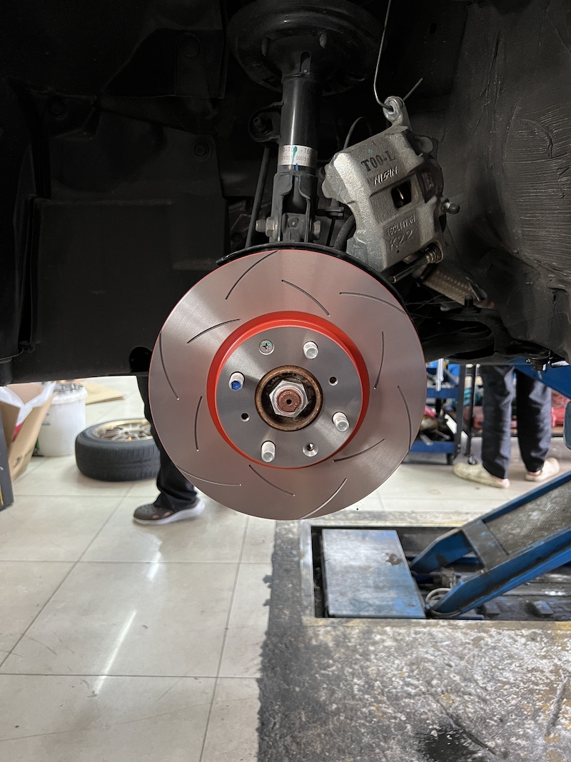 Honda City Turbo 1.0 | อัปเกรดเบรก TRW XPS + Nexzter PRO SPEC | แรง หนึบ มั่นใจทุกความเร็ว - ยางเจริญรุ่งเรือง City Turbo 1.0 คันนี้...เบรกมั่นใจ หยุดได้อยู่หมัด! เจ้าของ Honda City Turbo ที่ต้องการดึงสมรรถนะของรถออกมาใช้ได้เต็มที่ และต้องการเบรกที่ แรง หนึบ มั่นใจ ในทุกความเร็วสูง... ถึงเวลาอัปเกรดระบบเบรกยกชุดด้วยของพรีเมียมแล้วครับ! เราจัดเต็มชุดเบรก Performance ที่ดีที่สุดสำหรับ City Turbo! จานเบรก TRW XPS (เซาะร่อง): จานเบรกสมรรถนะสูง ช่วยระบายความร้อนได้อย่างรวดเร็ว ลดปัญหาเบรกเฟด ผ้าเบรก Nexzter PRO SPEC: ผ้าเบรกเกรดสปอร์ตที่ให้แรงเบรกสูง ทนความร้อนสูงถึง 600°C เหมาะสำหรับรถที่ขับเร็วหรือชอบฟีลลิ่งสปอร์ต สิ่งที่จะได้รับหลังจากติดตั้ง: แรงเบรกสูง คุมอยู่: เพิ่มแรงเบรกได้อย่างชัดเจน มั่นใจได้ทุกครั้งที่เหยียบ โดยเฉพาะเมื่อใช้ความเร็วสูง ทนร้อน ไม่เฟดง่าย: ระบบเบรกทำงานได้อย่างเสถียร แม้มีการเบรกหนักต่อเนื่อง จบครบในที่เดียว: ติดตั้งโดยทีมช่างผู้เชี่ยวชาญ พร้อมบริการเจียรจานและ ตั้งศูนย์ เพื่อให้รถคุณปลอดภัย 100% เหมาะสำหรับใคร? เจ้าของ City Turbo ที่ต้องการ Performance ในการขับขี่สูงสุด ผู้ที่ต้องการอัปเกรดเบรกให้ได้ความหนึบแน่นที่เหนือกว่า OEM อย่างชัดเจน อย่ามองข้ามความปลอดภัย! อัปเกรดชุดเบรกกับเราวันนี้ครับ สอบถามข้อมูลเพิ่มเติม หรือนัดหมายเข้ารับบริการ ️ : 08-6569-1915 ️ : 08-6544-5963 Line id : @88rw Location : https://goo.gl/maps/HrNUAZXPN94KvxZ98 Facebook : https://www.facebook.com/88rwtire #Honda #City #CityTurbo #TRW #Nexzter #PROSPEC #ผ้าเบรก #จานเบรก #เบรกหนึบ #ช่วงล่าง #ยางเจริญรุ่งเรือง #นนทบุรี #ตั้งศูนย์ Honda City Turbo 1.0 | อัปเกรดเบรก TRW XPS + Nexzter PRO SPEC | แรง หนึบ มั่นใจทุกความเร็ว - ยางเจริญรุ่งเรือง City Turbo 1.0 คันนี้...เบรกมั่นใจ หยุดได้อยู่หมัด! เจ้าของ Honda City Turbo ที่ต้องการดึงสมรรถนะของรถออกมาใช้ได้เต็มที่ และต้องการเบรกที่ แรง หนึบ มั่นใจ ในทุกความเร็วสูง... ถึงเวลาอัปเกรดระบบเบรกยกชุดด้วยของพรีเมียมแล้วครับ! เราจัดเต็มชุดเบรก Performance ที่ดีที่สุดสำหรับ City Turbo! จานเบรก TRW XPS (เซาะร่อง): จานเบรกสมรรถนะสูง ช่วยระบายความร้อนได้อย่างรวดเร็ว ลดปัญหาเบรกเฟด ผ้าเบรก Nexzter PRO SPEC: ผ้าเบรกเกรดสปอร์ตที่ให้แรงเบรกสูง ทนความร้อนสูงถึง 600°C เหมาะสำหรับรถที่ขับเร็วหรือชอบฟีลลิ่งสปอร์ต สิ่งที่จะได้รับหลังจากติดตั้ง: แรงเบรกสูง คุมอยู่: เพิ่มแรงเบรกได้อย่างชัดเจน มั่นใจได้ทุกครั้งที่เหยียบ โดยเฉพาะเมื่อใช้ความเร็วสูง ทนร้อน ไม่เฟดง่าย: ระบบเบรกทำงานได้อย่างเสถียร แม้มีการเบรกหนักต่อเนื่อง จบครบในที่เดียว: ติดตั้งโดยทีมช่างผู้เชี่ยวชาญ พร้อมบริการเจียรจานและ ตั้งศูนย์ เพื่อให้รถคุณปลอดภัย 100% เหมาะสำหรับใคร? เจ้าของ City Turbo ที่ต้องการ Performance ในการขับขี่สูงสุด ผู้ที่ต้องการอัปเกรดเบรกให้ได้ความหนึบแน่นที่เหนือกว่า OEM อย่างชัดเจน อย่ามองข้ามความปลอดภัย! อัปเกรดชุดเบรกกับเราวันนี้ครับ สอบถามข้อมูลเพิ่มเติม หรือนัดหมายเข้ารับบริการ ️ : 08-6569-1915 ️ : 08-6544-5963 Line id : @88rw Location : https://goo.gl/maps/HrNUAZXPN94KvxZ98 Facebook : https://www.facebook.com/88rwtire #Honda #City #CityTurbo #TRW #Nexzter #PROSPEC #ผ้าเบรก #จานเบรก #เบรกหนึบ #ช่วงล่าง #ยางเจริญรุ่งเรือง #นนทบุรี #ตั้งศูนย์