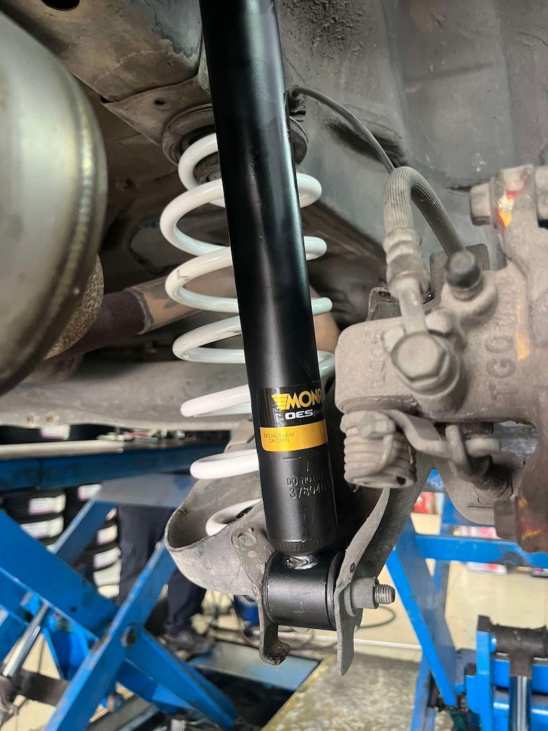 Honda Jazz GE | โช้คอัพ Monroe OE Spectrum + สปริง YSS Comfort | นุ่มสบายสไตล์ยุโรป - ยางเจริญรุ่งเรือง นนทบุรี  โพสต์ Facebook สำหรับ Honda Jazz GE + Monroe OE Spectrum & YSS Comfort [รูปภาพ Honda Jazz GE ที่กำลังติดตั้งโช้คอัพ/สปริง หรือภาพโช้คอัพ Monroe OE Spectrum และสปริง YSS ที่ดูโดดเด่น]  Honda Jazz GE คันนี้...จบปัญหารถดีด! อัปเกรดสู่ความนุ่มสบายขั้นสุด!   ใครใช้ Honda Jazz GE แล้วรู้สึกว่าช่วงล่างเริ่มแข็งกระด้าง ดีด หรือไม่นุ่มนวลเหมือนเดิม... ถึงเวลาเปลี่ยนชุดอัปเกรดที่มอบความนุ่มนวลและความมั่นใจที่เหนือกว่าแล้วครับ!  เราจัดชุดอัปเกรดที่สมบูรณ์แบบเพื่อความสบายสูงสุด!  โช้คอัพ Monroe OE Spectrum: คืนความ นุ่มนวล สบายสไตล์รถยุโรป ด้วยเทคโนโลยี ICV ช่วยลดเสียงและแรงสั่นสะเทือน  สปริง YSS Comfort: สปริงคุณภาพสูงที่ออกแบบมาเพื่อ เพิ่มความนุ่ม และลดอาการดีดของรถเล็กได้อย่างชัดเจน  อะไหล่ส่วนควบแท้ครบชุด: เปลี่ยนพร้อมอะไหล่แท้ทุกชิ้นส่วนในโช้คอัพ เพื่อความสมบูรณ์แบบสูงสุด  สิ่งที่จะได้รับหลังจากติดตั้ง:  นุ่มนวลกว่าเดิมหลายเท่า: ฟีลลิ่งการขับขี่ที่นุ่มสบายและยืดหยุ่นสูง  ไร้กังวลเรื่องเสียง: การทำงานที่เงียบและนุ่มนวล ลดความกระด้างจากช่วงล่าง  ความมั่นคงที่เพิ่มขึ้น: รถทรงตัวได้นิ่งขึ้น ลดอาการโคลงเคลง เข้าโค้งมั่นใจ  เหมาะสำหรับใคร?  เจ้าของ Honda Jazz GE ที่ต้องการ ความสบายสูงสุด ในการขับขี่ประจำวัน  ผู้ที่ต้องการอัปเกรดช่วงล่างให้มีความมั่นคง ปลอดภัย และนุ่มนวลยิ่งขึ้น   สำหรับเจ้าของ Jazz ที่อยากได้ฟีลลิ่งขับขี่ที่สบายขึ้น แต่มั่นใจกว่าเดิม ชุดนี้คือคำตอบ!   สอบถามข้อมูลเพิ่มเติม หรือนัดหมายเข้ารับบริการ ️ : 08-6569-1915 ️ : 08-6544-5963  Line id : @88rw 