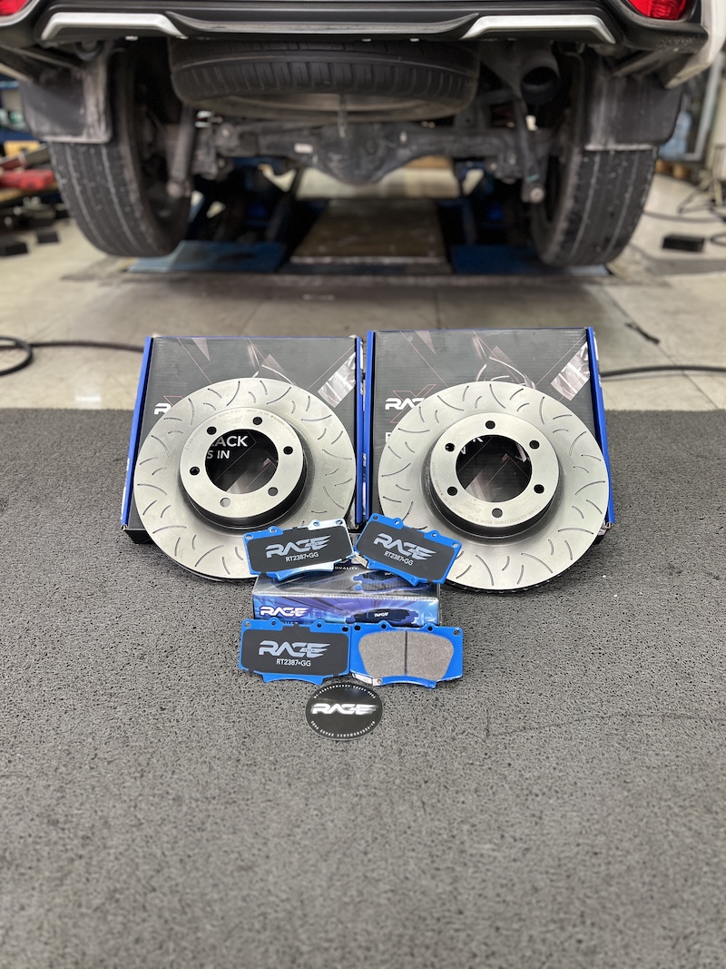 อัปเกรดเบรก Toyota Fortuner 2018 ให้มั่นใจยิ่งขึ้นด้วย ผ้าเบรก + จานเบรก Racetech ทั้งแรง ทั้งปลอดภัย ในชุดเดียว   ราคาโปรโมชั่นพิเศษเพียง 9,900.- (รวมค่าติดตั้งครบจบ ไม่มีบวกเพิ่ม)  จุดเด่น Racetech + ผ้าเบรกทนความร้อนได้สูงสุด 650°C + จานเบรกวัสดุคุณภาพ ระบายความร้อนได้ดี + เบรกสั้น มั่นใจ ควบคุมได้ดั่งใจ + ปลอดภัยทั้งในเมืองและเดินทางไกล  โปรโมชั่นนี้มีจำนวนจำกัด ️  จองคิวติดตั้งได้เลยวันนี้ เพื่อความมั่นใจในทุกการขับขี่ สอบถามข้อมูลเพิ่มเติม หรือนัดหมายเข้ารับบริการ ️ : 08-6569-1915 ️ : 08-6544-5963 Line id : @88rw Facebook : https://www.facebook.com/88rwtire Location : https://goo.gl/maps/HrNUAZXPN94KvxZ98 #ToyotaFortuner  #Racetech  #ผ้าเบรกRacetech  #จานเบรกRacetech