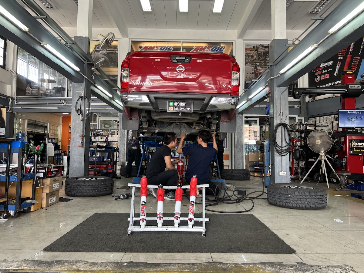 Nissan Navara NP300 ช่วงล่างเดิมใช้ไม่ไหวเข้ารับบริการเปลี่ยนโช้คอัพใช้งานประจำวัน  เจ้าของรถกระบะ Nissan Navara NP300 ท่านไหนที่กำลังเจอปัญหาช่วงล่างแข็งกระด้าง หรือต้องการความนุ่มนวลในการขับขี่ที่มากกว่าเดิม... ถึงเวลาอัปเกรดโช้คอัพเพื่อการเดินทางที่สบายและมั่นใจยิ่งขึ้น! อัปเกรดด้วยโช้คอัพ YSS DTG Plus พร้อมบริการติดตั้งและตั้งศูนย์ สิ่งที่จะได้รับหลังจากติดตั้ง: + ฟีลลิ่งขับขี่ที่สมดุล: ด้วยระบบ Twin-Tube และเทคโนโลยี VVSC ที่ช่วยให้รถนุ่มนวลเมื่อขับช้า และหนึบแน่นเมื่อขับเร็ว + ปรับได้ตามใจ: สามารถปรับความนุ่มหนึบได้ถึง 7 ระดับ (6 คลิ๊ก) เพื่อให้ได้ฟีลลิ่งที่ตรงใจที่สุด + จบทุกปัญหาช่วงล่าง: ติดตั้งโดยทีมช่างผู้เชี่ยวชาญ พร้อมบริการตั้งศูนย์ด้วยเครื่องมือที่ทันสมัยที่สุด เหมาะสำหรับใคร? + เจ้าของ Navara NP300 ที่เน้นการขับขี่ในชีวิตประจำวันและเดินทางไกล + ผู้ที่ต้องการอัปเกรดช่วงล่างให้ขับสบายขึ้นและมั่นใจกว่าเดิม  สำหรับเจ้าของ Navara ที่อยากเปลี่ยนฟีลลิ่งการขับขี่ YSS DTG Plus คือคำตอบที่คุ้มค่า!  สอบถามข้อมูลเพิ่มเติม หรือนัดหมายเข้ารับบริการ ️ : 08-6569-1915 ️ : 08-6544-5963  Line id : @88rw  Location : https://goo.gl/maps/HrNUAZXPN94KvxZ98  Facebook : https://www.facebook.com/88rwtire #Nissan #Navara #NavaraNP300 #YSS #YSSSuspension #DTGPlus #โช้คอัพ #ช่วงล่าง #ยางเจริญรุ่งเรือง #นนทบุรี #งามวงศ์วาน #ยางรถยนต์นนทบุรี #ช่วงล่างรถยนต์ #โช้คอัพรถยนต์