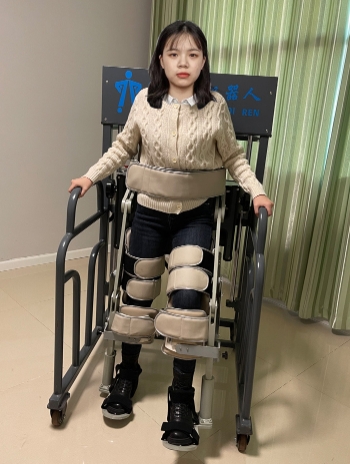 อุปกรณ์ฝึกฟื้นฟูสมรรถภาพแบบสวมช่วยยืนสำหรับหุ่นยนต์อัมพาตครึ่งซีก Delevingne ขาตั้งช่วยเดิน วอล์คเกอร์แบบยึดอยู่กับที่