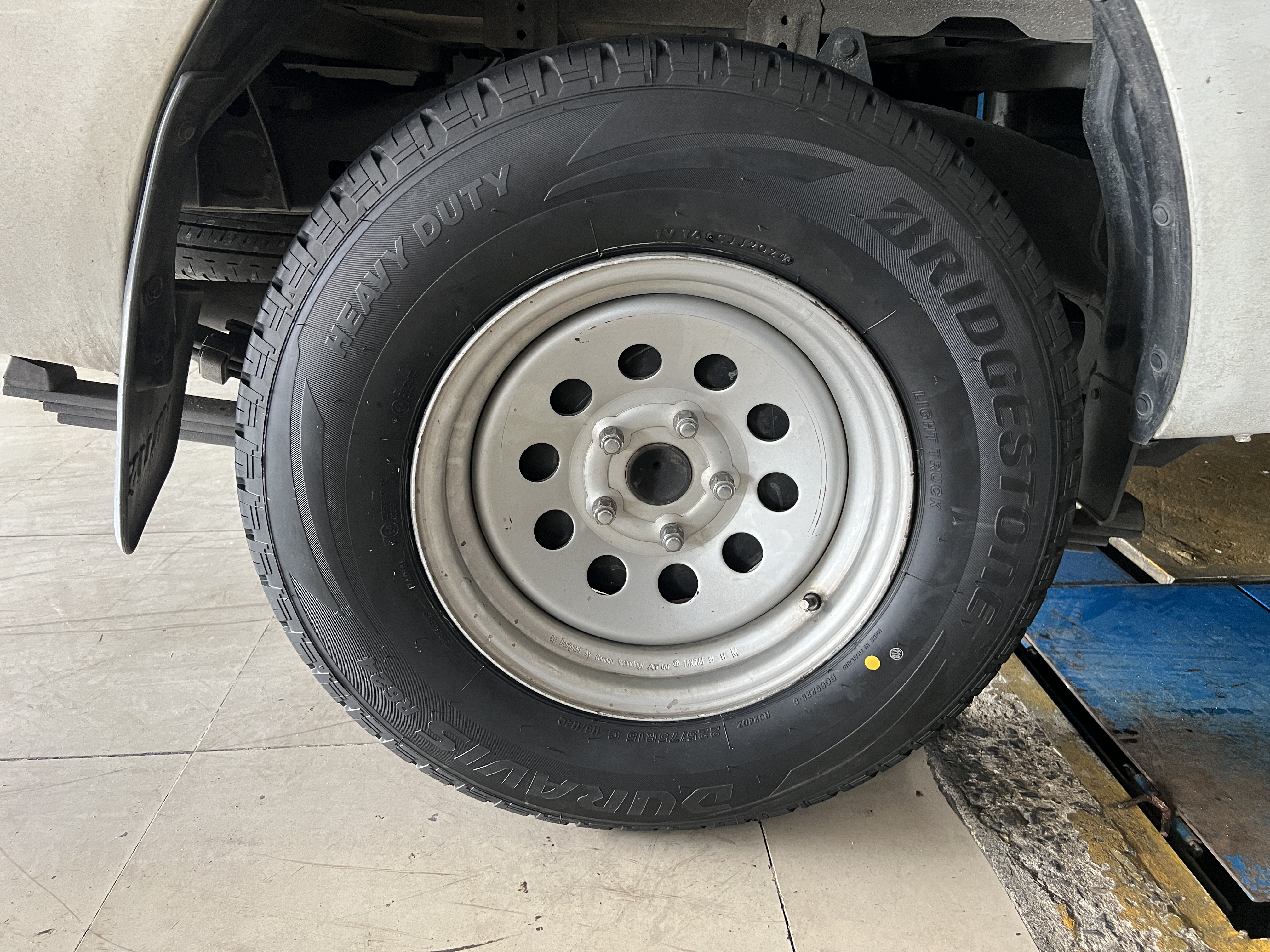 TOYOTA REVO เปลี่ยนยางรถยนต์ ใช้งานประจำวัน [+] Bridgestone Duravis R624 225/75R15 บาด บวม เบียด แตก ระเบิด เปลี่ยนเส้นใหม่ ครับ *เพื่อความสะดวกในการรับบริการ นัดหมายเวลาก่อนเข้ารับบริการทุกครั้งครับ 𝙊𝙪𝙧 𝙎𝙚𝙧𝙫𝙞𝙘𝙚 บริการทางร้านเรารับทำอะไรบ้าง 🔧 มียางรถยนต์ทุกยี่ห้อให้เลือกซื้อ 🔧 โช้คอัพ สปริง 🔧 เช็คช่วงล่าง แก้ปัญหาให้ตรงจุด 🔧 ติดตั้งยางแบบไร้รอย 100% 🔧 บริการสลับยาง ตามอายุ 🔧 บริการล้างลิ้นปีกผีเสื้อ 🔧 บริการเช็คระยะรถยนต์ 🔧 เปลี่ยนถ่ายของเหลวทั้งระบบ 🔧 ตั้งศูนย์ด้วยเครื่อง HUNTER นำเข้าจาก USA สอบถามข้อมูลเพิ่มเติม หรือนัดหมายเข้ารับบริการ ☎️ : 08-6569-1915 ☎️ : 08-6544-5963 Line id : @88rw Tiktok : https://www.tiktok.com/@88rwycrr Youtube : https://youtube.com/@88rw Facebook : https://www.facebook.com/88rwtire Location : https://goo.gl/maps/HrNUAZXPN94KvxZ98?coh=178573&entry=tt #รถยนต์มีปัญหาไม่รู้ต้องแก้ตรงไหน ทางเรายินดี ตรวจหาปัญหาและหาวิธีแก้ บอกลูกค้าก่อนลงมือทำเสมอราคาเป็นธรรมไม่เอาเปรียบ สบายใจคุณลูกค้า ร้านยางเจริญรุ่งเรือง ยินดีต้อนรับครับ