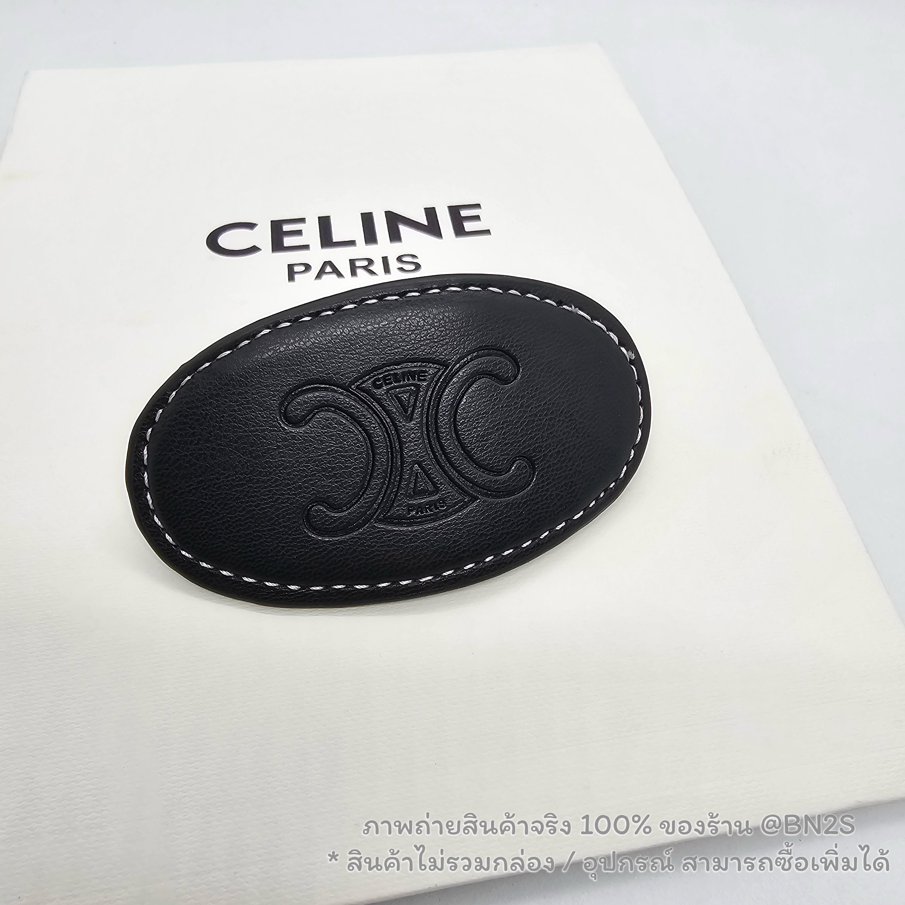 สีดำ | CELINE CUIR HAIR CLIP IN CALFSKIN AND STEEL กิ๊บหนังวงกลมซีลีน งานปั๊มโชว์โลโก้ตะโกน มี 2 สี น้ำตาล และดำ งานสวย น่ารัก ขนาด 5x9 cm. | น้ำหนัก 15 กรัม ไม่รวมกล่อง อุปกรณ์ สำเนา