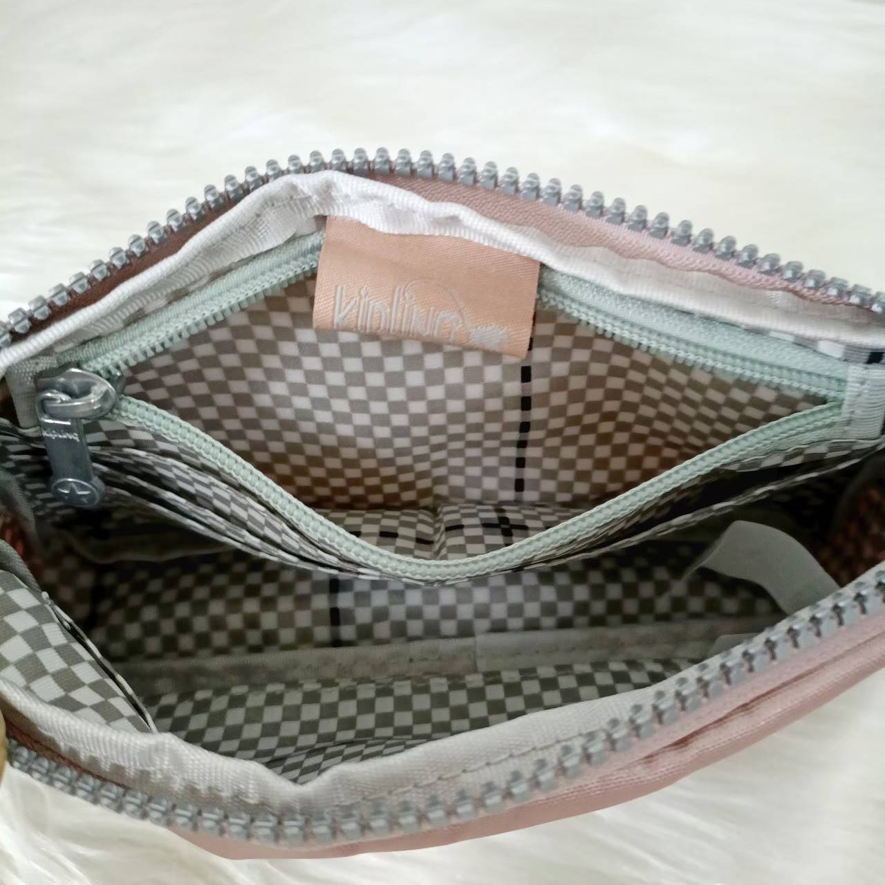 KIPLING กระเป๋าสตางค์ซิปรอบ ใบยาว Seoul up clutch & sling bag