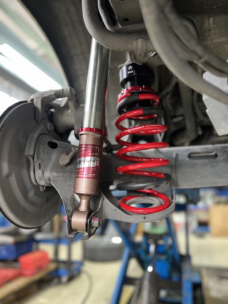 🚗 Toyota Veloz x Profender Drift Series “ช่วงล่างใหม่ ฟีลลิ่งสบาย ใช้งานทุกวันได้จริง” ลูกค้า Toyota Veloz อัปเกรดช่วงล่างด้วย Profender Drift Series + ปรับได้ 16 ระดับ หน้า–หลัง + จัดทรงเล็กน้อย ไม่โหลดมาก ยังใช้งานสะดวก + เหมาะสำหรับขับขี่ประจำวัน ทั้งในเมืองและวิ่งทางไกล + ความแตกต่างที่สัมผัสได้หลังติดตั้ง ขับนุ่มนวลขึ้น ไม่เด้ง ไม่จั๊ม เข้าโค้งมั่นใจ รถเกาะถนนดี หนึบกำลังพอดี แต่ไม่แข็งกระด้าง ครอบครัวนั่งสบาย ใช้งานได้จริงทุกวัน 📌 เหมาะสำหรับคนที่อยากให้รถ นั่งสบาย + หนึบแน่น มากกว่าโช้คเดิม แต่ไม่อยากโหลดเยอะ สอบถามข้อมูลเพิ่มเติม หรือนัดหมายเข้ารับบริการ ☎️ : 08-6569-1915 ☎️ : 08-6544-5963 Line id : @88rw Facebook : https://www.facebook.com/88rwtire Location : https://goo.gl/maps/HrNUAZXPN94KvxZ98 #ToyotaVeloz #Profender #ยางรถยนต์นนทบุรี #ช่วงล่างรถยนต์ #โช้คอัพรถยนต์