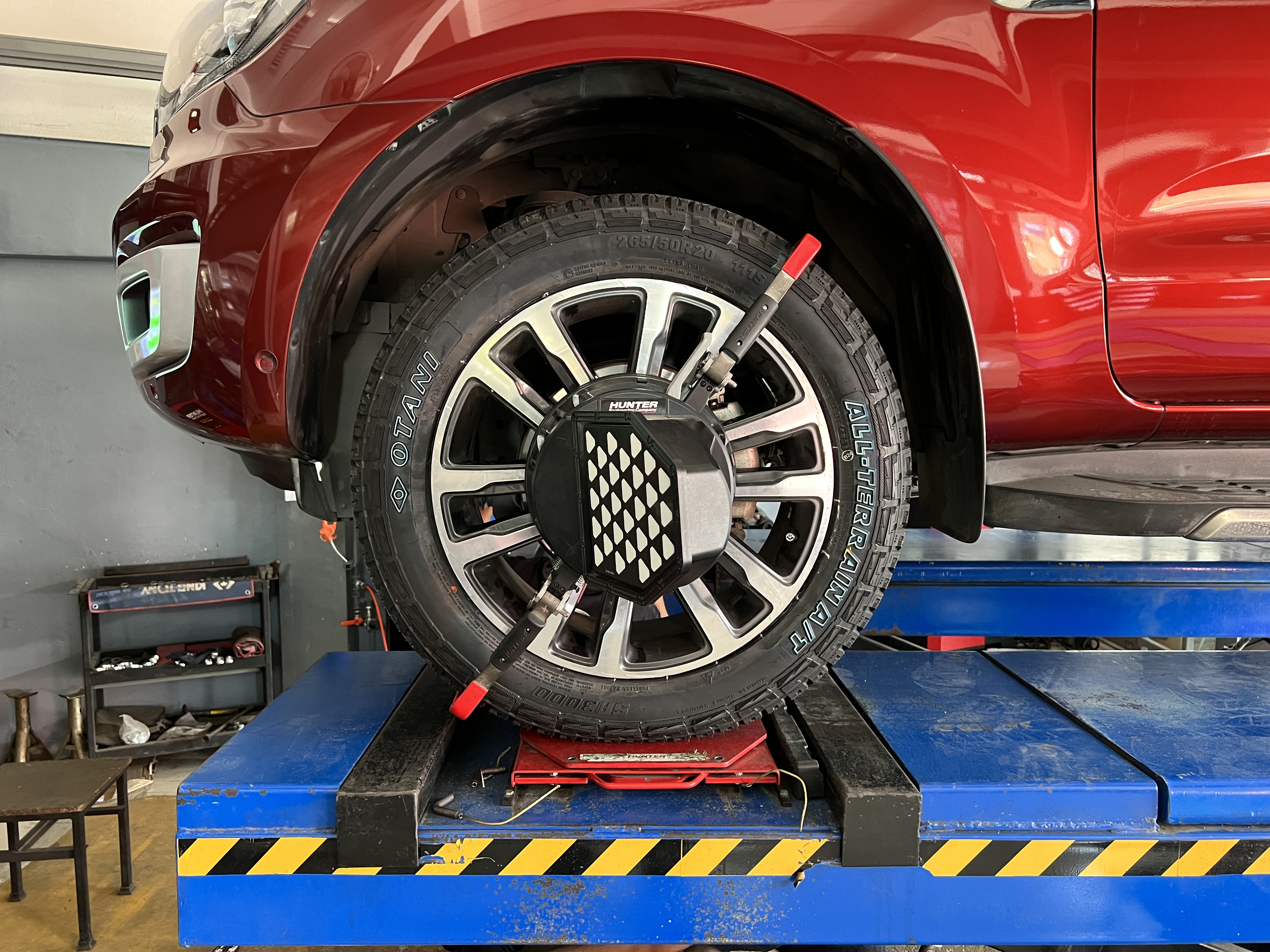 FORD EVEREST เข้ารับบริการเปลี่ยนยางรถยนต์ อยากได้ยางAT ใช้งานถนนดำ อยากได้นุ่มเงียบหน่อย ลายสวยด้วย จัดให้ครับ [+] OTANI SA3000 AT [+] ขนาด 265/50R20 โปรโมชั่นราคาพิเศษ ติดต่อสอบถามเพิ่มเติม โทร : 08-6569-1915 บุ๊ก และทีมงาน ยินดีต้อนรับครับ 𝙊𝙪𝙧 𝙎𝙚𝙧𝙫𝙞𝙘𝙚 บริการทางร้าน เรารับทำอะไรบ้าง 🔧 ติดตั้งยางแบบไร้รอย 100% 🔧 บริการสลับยาง ตามอายุ 🔧 มียางรถยนต์ทุกยี่ห้อให้เลือกซื้อ 🔧 เช็คช่วงล่าง แก้ปัญหาให้ตรงจุด 🔧 บริการล้างลิ้นปีกผีเสื้อ 🔧 บริการเช็คระยะรถยนต์ 🔧 เปลี่ยนถ่ายของเหลวทั้งระบบ 🔧 ตั้งศูนย์ด้วยเครื่อง HUNTER นำเข้าจาก USA #รถยนต์มีปัญหาไม่รู้ต้องแก้ตรงไหน ทางเรายินดี ตรวจหาปัญหาและหาวิธีแก้ บอกลูกค้าก่อนลงมือทำเสมอราคาเป็นธรรมไม่เอาเปรียบ สบายใจคุณลูกค้า ---------------------------------- ดูแลให้คำปรึกษาทุกปัญหาคาใจ ไม่ทิ้งลูกค้า มีบริการหลังการขาย 【ให้ผู้เชี่ยวชาญของเรา ดูแลรถคุณ】 ร้านยางเจริญรุ่งเรือง ยินดีต้อนรับครับ #ยางรถยนต์ #otani #sa3000
