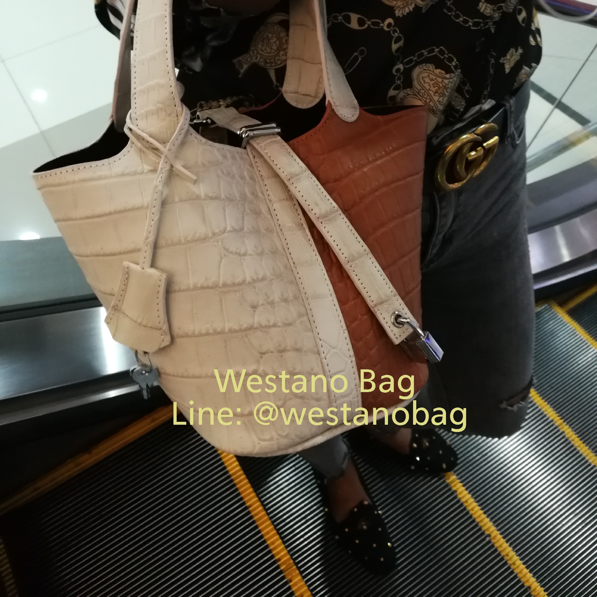 กระเป๋าถือสตรีหนังจระเข้แท้ สีขาวและแทน รหัส CRW0218H-11