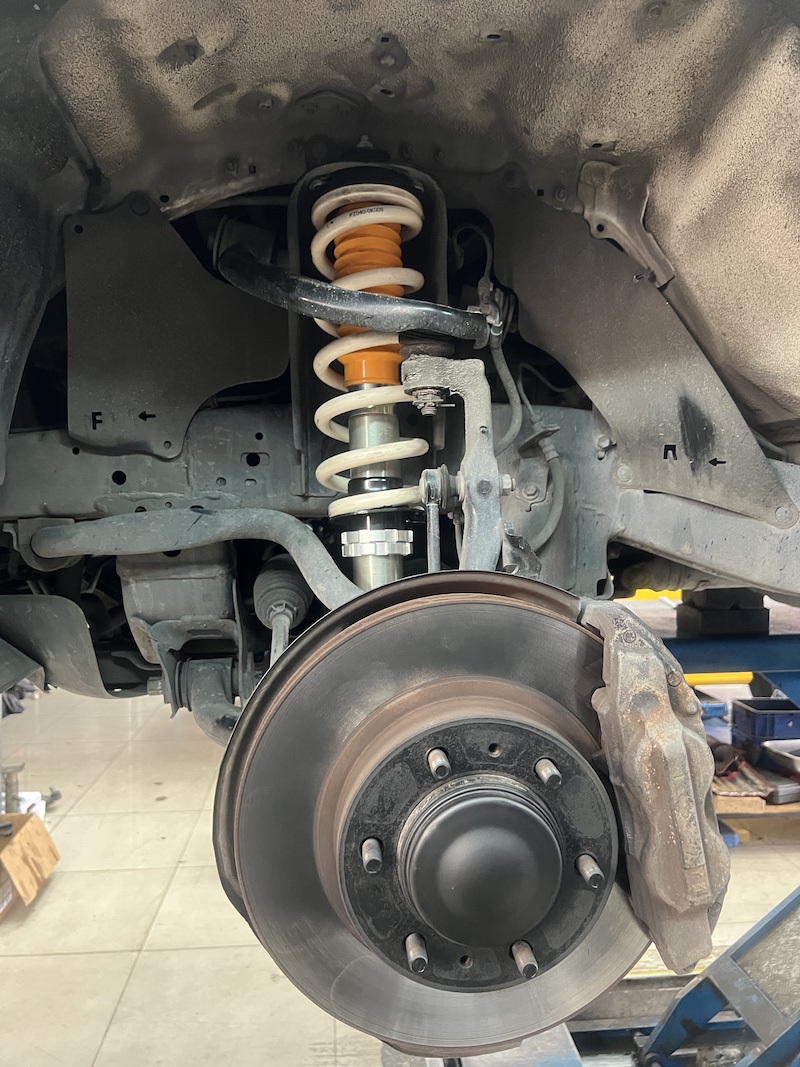 Fortuner Champ 2012 อัปเกรดด้วยโช้คอัพ YSS E-Series สิ่งที่จะได้รับหลังจากติดตั้ง: หนึบ...ขับสบาย: โช้คอัพ YSS E-Series (Monotube) ให้ความรู้สึกนุ่มนวลเมื่อขับช้า และหนึบแน่นเมื่อใช้ความเร็ว ควบคุมรถได้มั่นใจ: เทคโนโลยี VVSC ช่วยลดอาการโคลงและโยนของตัวรถ ทำให้เข้าโค้งมั่นใจกว่าเดิม ทนทานคุ้มค่าระยะยาว: โช้คอัพ Monotube ทำงานได้อย่างเสถียร ระบายความร้อนได้ดี จบครบทุกปัญหา: ติดตั้งตรงรุ่นโดยทีมช่างผู้เชี่ยวชาญ พร้อมบริการตั้งศูนย์ด้วยเครื่องมือที่ทันสมัยที่สุด เหมาะสำหรับใคร? เจ้าของ Fortuner ที่ต้องการ เปลี่ยนโช้คอัพทดแทนของเดิม ที่เสื่อมสภาพ ผู้ที่ต้องการยกระดับ Performance ให้ดีกว่าโช้คเดิมติดรถ ในงบประมาณที่คุ้มค่าสำหรับการใช้งานประจำวัน 👉 เปลี่ยนรถคุณให้ขับขี่สนุกและปลอดภัยกว่าเดิม! นัดหมายเข้ารับบริการได้เลยครับ 📌 สอบถามข้อมูลเพิ่มเติม หรือนัดหมายเข้ารับบริการ ☎️ : 08-6569-1915 ☎️ : 08-6544-5963 💬 Line id : @88rw 📍 Location : https://goo.gl/maps/HrNUAZXPN94KvxZ98 🌐 Facebook : https://www.facebook.com/88rwtire #Toyota #Fortuner #FortunerChamp #YSS #YSSSuspension #ESeries #โช้คอัพ #ช่วงล่าง #ยางเจริญรุ่งเรือง #นนทบุรี #งามวงศ์วาน