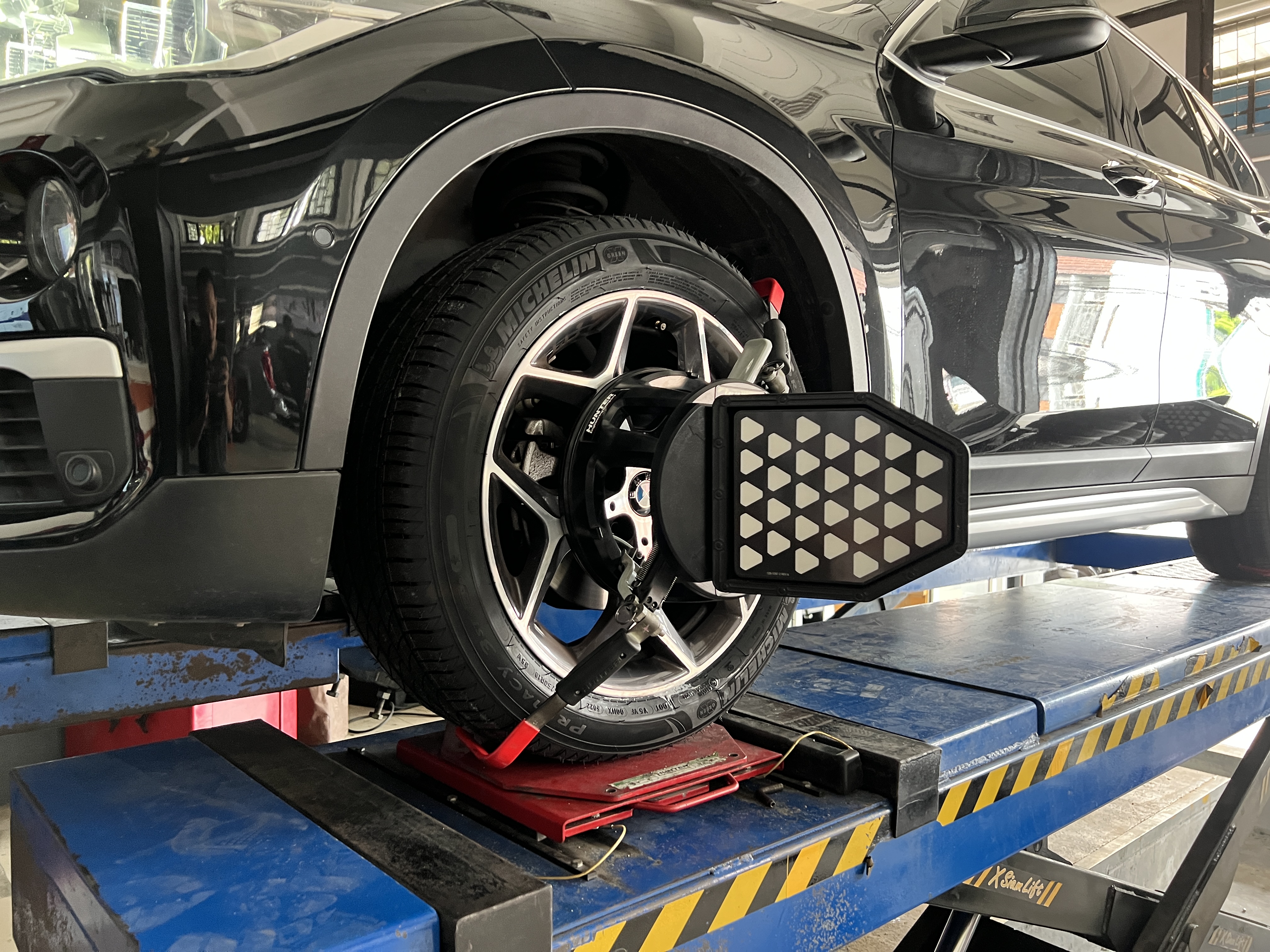 BMW X1 เปลี่ยนยางรถยนต์ใหม่ใช้งาน รุ่นเดิม เน้นนุ่มนวล ใช้งานประจำวัน [+] Michelin Primacy 3st [+] ขนาด 225/50R18 โปรโมชั่นราคาพิเศษ ติดต่อสอบถามเพิ่มเติม โทร : 08-6569-1915 บุ๊ก และทีมงาน ยินดีต้อนรับครับ 𝙊𝙪𝙧 𝙎𝙚𝙧𝙫𝙞𝙘𝙚 บริการทางร้าน เรารับทำอะไรบ้าง 🔧 ติดตั้งยางแบบไร้รอย 100% 🔧 บริการสลับยาง ตามอายุ 🔧 มียางรถยนต์ทุกยี่ห้อให้เลือกซื้อ 🔧 เช็คช่วงล่าง แก้ปัญหาให้ตรงจุด 🔧 บริการล้างลิ้นปีกผีเสื้อ 🔧 บริการเช็คระยะรถยนต์ 🔧 เปลี่ยนถ่ายของเหลวทั้งระบบ 🔧 ตั้งศูนย์ด้วยเครื่อง HUNTER นำเข้าจาก USA #รถยนต์มีปัญหาไม่รู้ต้องแก้ตรงไหน ทางเรายินดี ตรวจหาปัญหาและหาวิธีแก้ บอกลูกค้าก่อนลงมือทำเสมอราคาเป็นธรรมไม่เอาเปรียบ สบายใจคุณลูกค้า ---------------------------------- ดูแลให้คำปรึกษาทุกปัญหาคาใจ ไม่ทิ้งลูกค้า มีบริการหลังการขาย 【ให้ผู้เชี่ยวชาญของเรา ดูแลรถคุณ】 ร้านยางเจริญรุ่งเรือง ยินดีต้อนรับครับ #ยางรถยนต์ #michelin #primacy3st #bmw