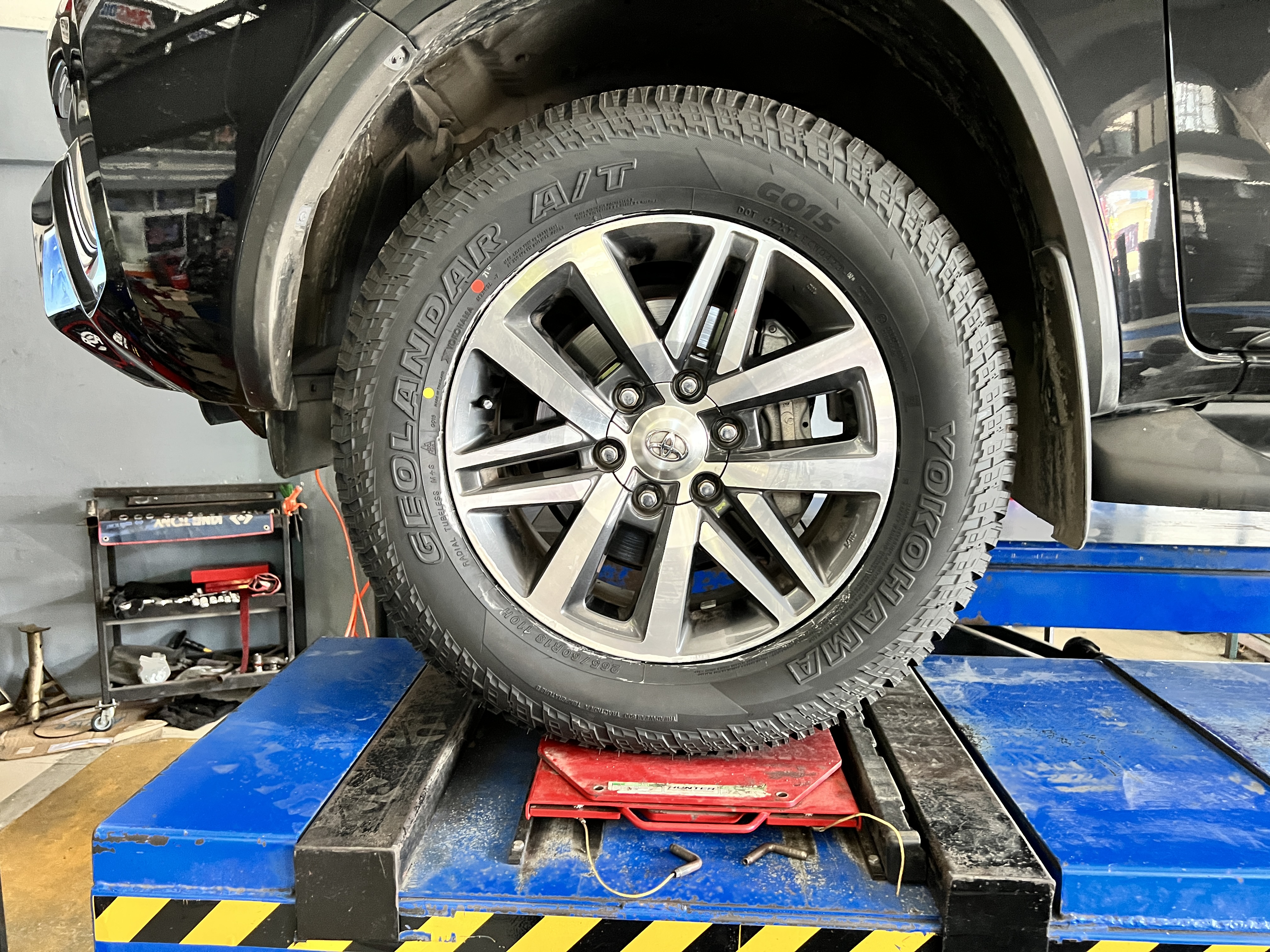 TOYOTA FORTUNER เปลี่ยนยางรถยนต์เน้นใช้งานกว้าง ทั้งทางเรียบทางลุย เน้นใช้งานยงพรีเมี่ยม มั่นใจ ปลอดภัย [+] Yokohama Geolandar G015 [+] ขนาด 265/60R18 โปรโมชั่นราคาพิเศษ ติดต่อสอบถามเพิ่มเติม โทร : 08-6569-1915 บุ๊ก และทีมงาน ยินดีต้อนรับครับ 𝙊𝙪𝙧 𝙎𝙚𝙧𝙫𝙞𝙘𝙚 บริการทางร้าน เรารับทำอะไรบ้าง 🔧 ติดตั้งยางแบบไร้รอย 100% 🔧 บริการสลับยาง ตามอายุ 🔧 มียางรถยนต์ทุกยี่ห้อให้เลือกซื้อ 🔧 เช็คช่วงล่าง แก้ปัญหาให้ตรงจุด 🔧 บริการล้างลิ้นปีกผีเสื้อ 🔧 บริการเช็คระยะรถยนต์ 🔧 เปลี่ยนถ่ายของเหลวทั้งระบบ 🔧 ตั้งศูนย์ด้วยเครื่อง HUNTER นำเข้าจาก USA #รถยนต์มีปัญหาไม่รู้ต้องแก้ตรงไหน ทางเรายินดี ตรวจหาปัญหาและหาวิธีแก้ บอกลูกค้าก่อนลงมือทำเสมอราคาเป็นธรรมไม่เอาเปรียบ สบายใจคุณลูกค้า ---------------------------------- ดูแลให้คำปรึกษาทุกปัญหาคาใจ ไม่ทิ้งลูกค้า มีบริการหลังการขาย 【ให้ผู้เชี่ยวชาญของเรา ดูแลรถคุณ】 ร้านยางเจริญรุ่งเรือง ยินดีต้อนรับครับ #ยางรถยนต์ #yokohama #geolandar #g015