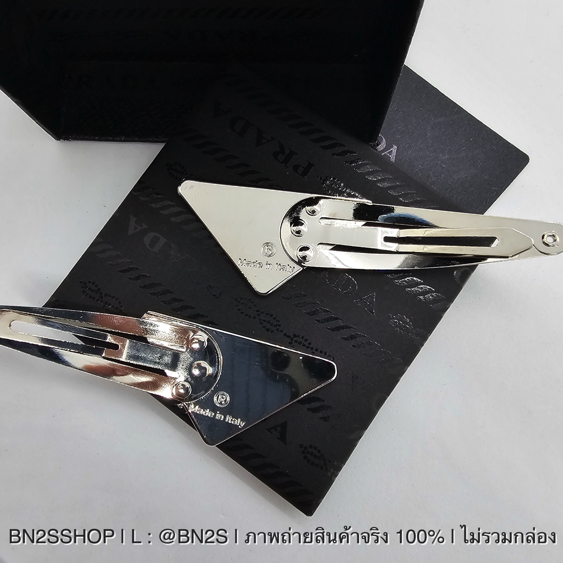 สีดำ | ส่งจากไทย ❤️ Prada Hair Clip ไว้ติดผม โลโก้ปราด้า งานสวย มี 2 สีให้เลือก ติดได้ ซ้าย และ ขาว