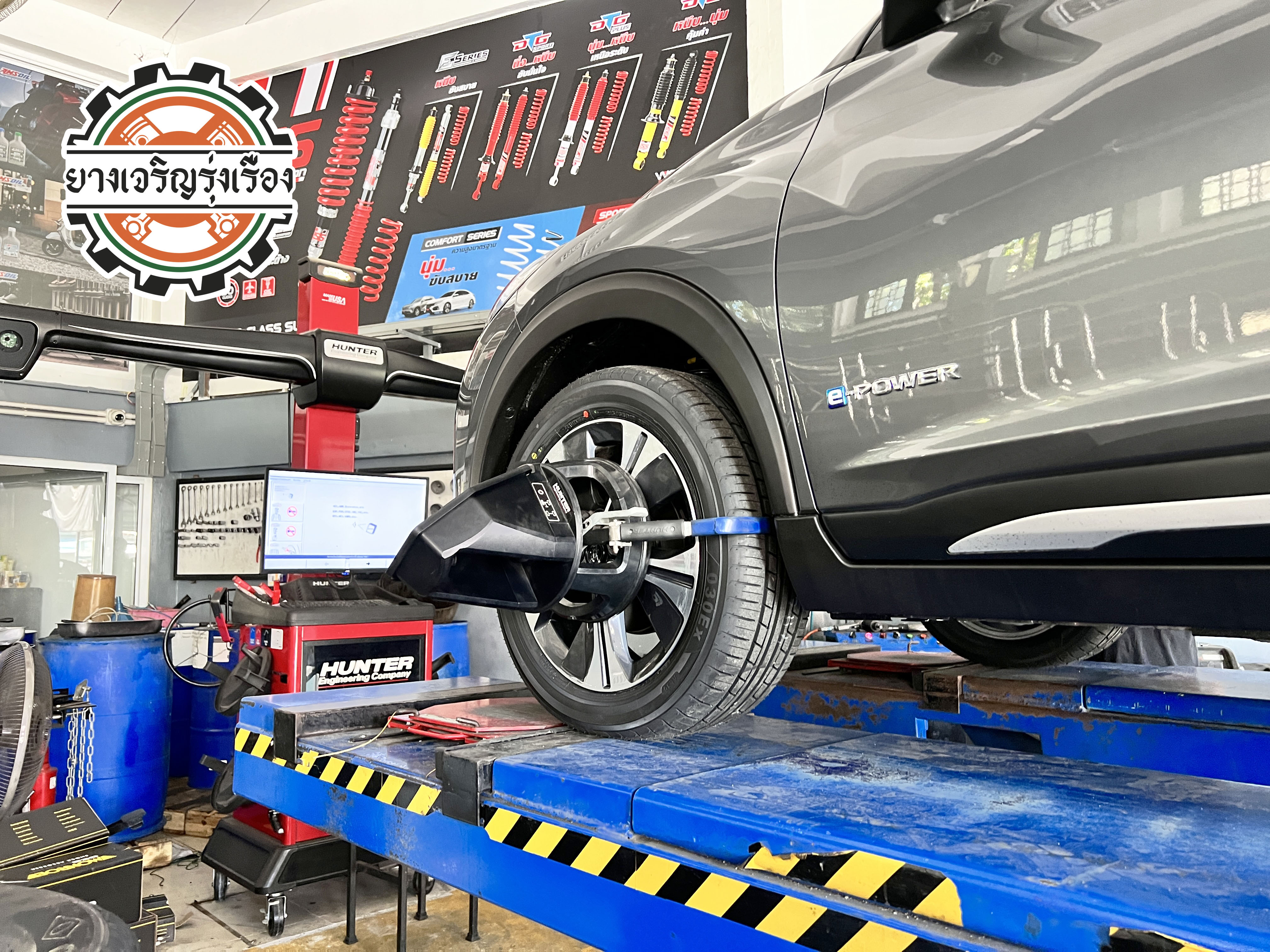 NISSAN KICK เปลี่ยนยางรถยนต์ ขอยางผลิตญี่ปุ่น [+] ALLIANCE/AL30 030EX 98W *JAPAN (BY YOKOHAMA) ขนาด 215/55R17 𝙊𝙪𝙧 𝙎𝙚𝙧𝙫𝙞𝙘𝙚 บริการทางร้านเรารับทำอะไรบ้าง 🔧 ติดตั้งยางแบบไร้รอย 100% 🔧 บริการสลับยาง ตามอายุ 🔧 มียางรถยนต์ทุกยี่ห้อให้เลือกซื้อ 🔧 เช็คช่วงล่าง แก้ปัญหาให้ตรงจุด 🔧 บริการล้างลิ้นปีกผีเสื้อ 🔧 บริการเช็คระยะรถยนต์ 🔧 เปลี่ยนถ่ายของเหลวทั้งระบบ 🔧 ตั้งศูนย์ด้วยเครื่อง HUNTER นำเข้าจาก USA สอบถามข้อมูลเพิ่มเติม หรือนัดหมายเข้ารับบริการ Tel : 08-6569-1915 Tel : 08-6544-5963 Line id : @88rw Tiktok : https://www.tiktok.com/@88rwycrr Youtube : https://youtube.com/@88rw Facebook : https://www.facebook.com/otaninon Location : https://goo.gl/maps/HrNUAZXPN94KvxZ98?coh=178573&entry=tt #รถยนต์มีปัญหาไม่รู้ต้องแก้ตรงไหน ทางเรายินดี ตรวจหาปัญหาและหาวิธีแก้ บอกลูกค้าก่อนลงมือทำเสมอราคาเป็นธรรมไม่เอาเปรียบ สบายใจคุณลูกค้า ---------------------------------- ดูแลให้คำปรึกษาทุกปัญหาคาใจ ไม่ทิ้งลูกค้า มีบริการหลังการขาย 【ให้ผู้เชี่ยวชาญของเรา ดูแลรถคุณ】 ร้านยางเจริญรุ่งเรือง ยินดีต้อนรับครับ ---------------------------------- #โช๊คอัพรถยนต์ #monroe #yss #kayaba #profender #ร้านยางเจริญรุ่งเรือง #นนทบุรี #งามวงศ์วาน #amsfix #บริการช่วงล่างรถยนต์ #ซ่อมบำรุงช่วงล่าง #เซทอัพโช๊คอัพรถยนต์