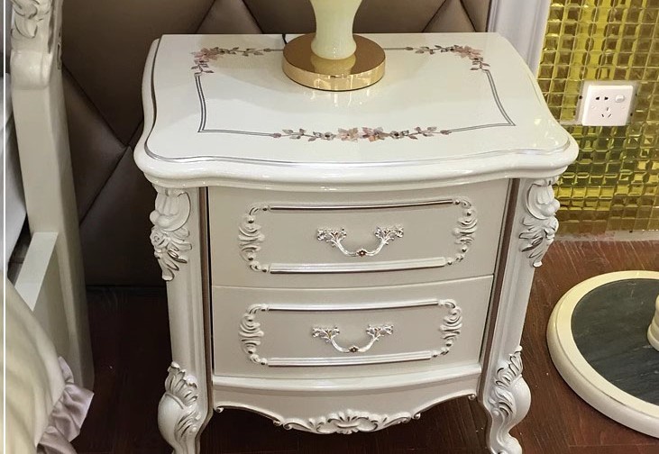 โต๊ะหัวเตียงสีขาว โต๊ะหัวเตียงหลุยส์ 03