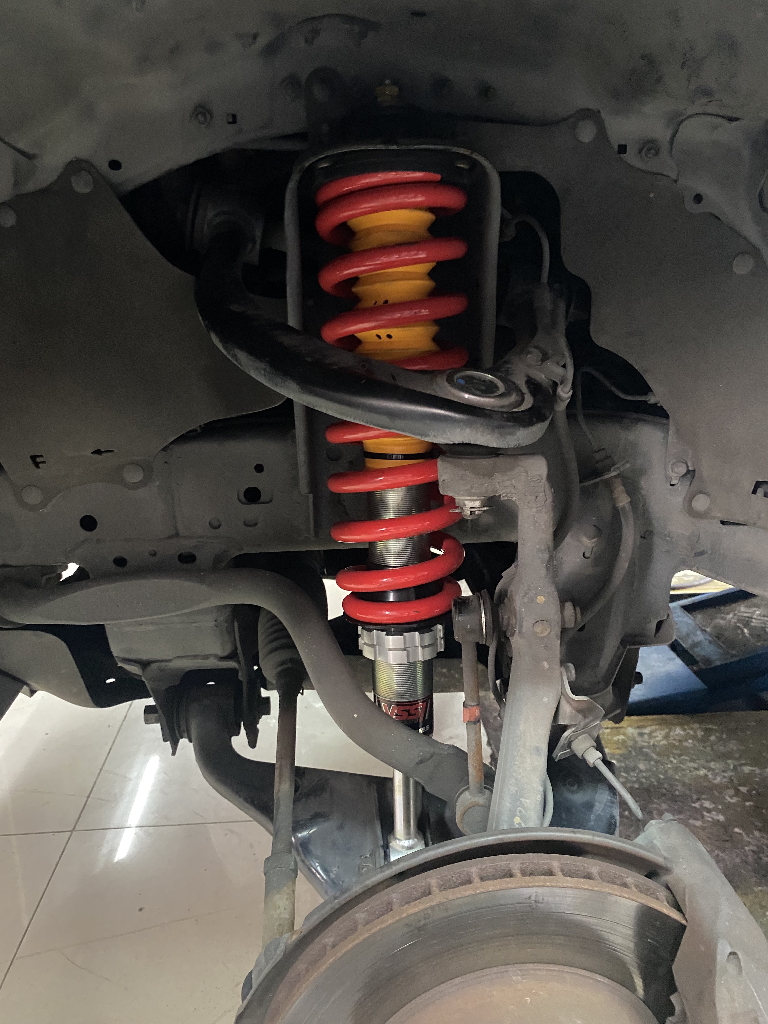 TOYOTA VIGO PRERUNNER เข้ารับบริการเปลี่ยนโช้คอัพ อัพเกรดช่วงล่างในนิ่ง หนึบ นวล พร้อมเปลี่ยนยางรถยนต์ พรีเมี่ยมเน้นใช้งาน เลือกของดี [+] YSS E SERIES +Full set พร้อมสปริง Yss performance monotube วาล์วแปรผันอัตโนมัติ [+] NEXEN RH5 suv นุ่มหนึบ ประกันยาง 1 ปี หรือ 25,000 กม. *เพื่อความสะดวกในการรับบริการ นัดหมายเวลาก่อนเข้ารับบริการทุกครั้งครับ 𝙊𝙪𝙧 𝙎𝙚𝙧𝙫𝙞𝙘𝙚 บริการทางร้านเรารับทำอะไรบ้าง 🔧 มียางรถยนต์ทุกยี่ห้อให้เลือกซื้อ 🔧 โช้คอัพ สปริง 🔧 เช็คช่วงล่าง แก้ปัญหาให้ตรงจุด 🔧 ติดตั้งยางแบบไร้รอย 100% 🔧 บริการสลับยาง ตามอายุ 🔧 บริการล้างลิ้นปีกผีเสื้อ 🔧 บริการเช็คระยะรถยนต์ 🔧 เปลี่ยนถ่ายของเหลวทั้งระบบ 🔧 ตั้งศูนย์ด้วยเครื่อง HUNTER นำเข้าจาก USA สอบถามข้อมูลเพิ่มเติม หรือนัดหมายเข้ารับบริการ ☎️ : 08-6569-1915 ☎️ : 08-6544-5963 Line id : @88rw Tiktok : https://www.tiktok.com/@88rwycrr Youtube : https://youtube.com/@88rw Facebook : https://www.facebook.com/88rwtire Location : https://goo.gl/maps/HrNUAZXPN94KvxZ98?coh=178573&entry=tt #รถยนต์มีปัญหาไม่รู้ต้องแก้ตรงไหน ทางเรายินดี ตรวจหาปัญหาและหาวิธีแก้ บอกลูกค้าก่อนลงมือทำเสมอราคาเป็นธรรมไม่เอาเปรียบ สบายใจคุณลูกค้า ร้านยางเจริญรุ่งเรือง ยินดีต้อนรับครับ