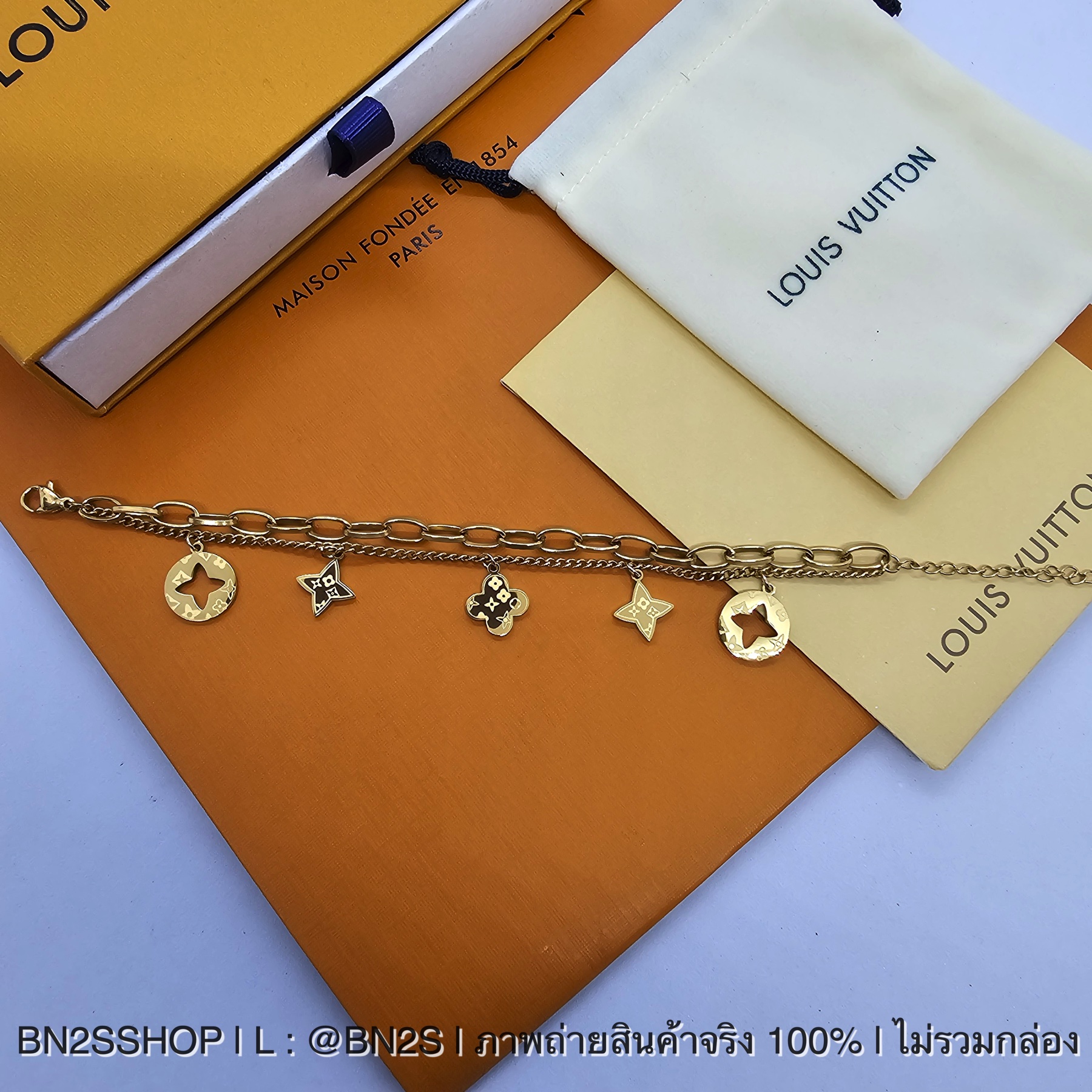 สร้อยข้อมือสายโซ่ 2 ชั้น ห้อยจี้ชาร์ม ลาย LV Monogram