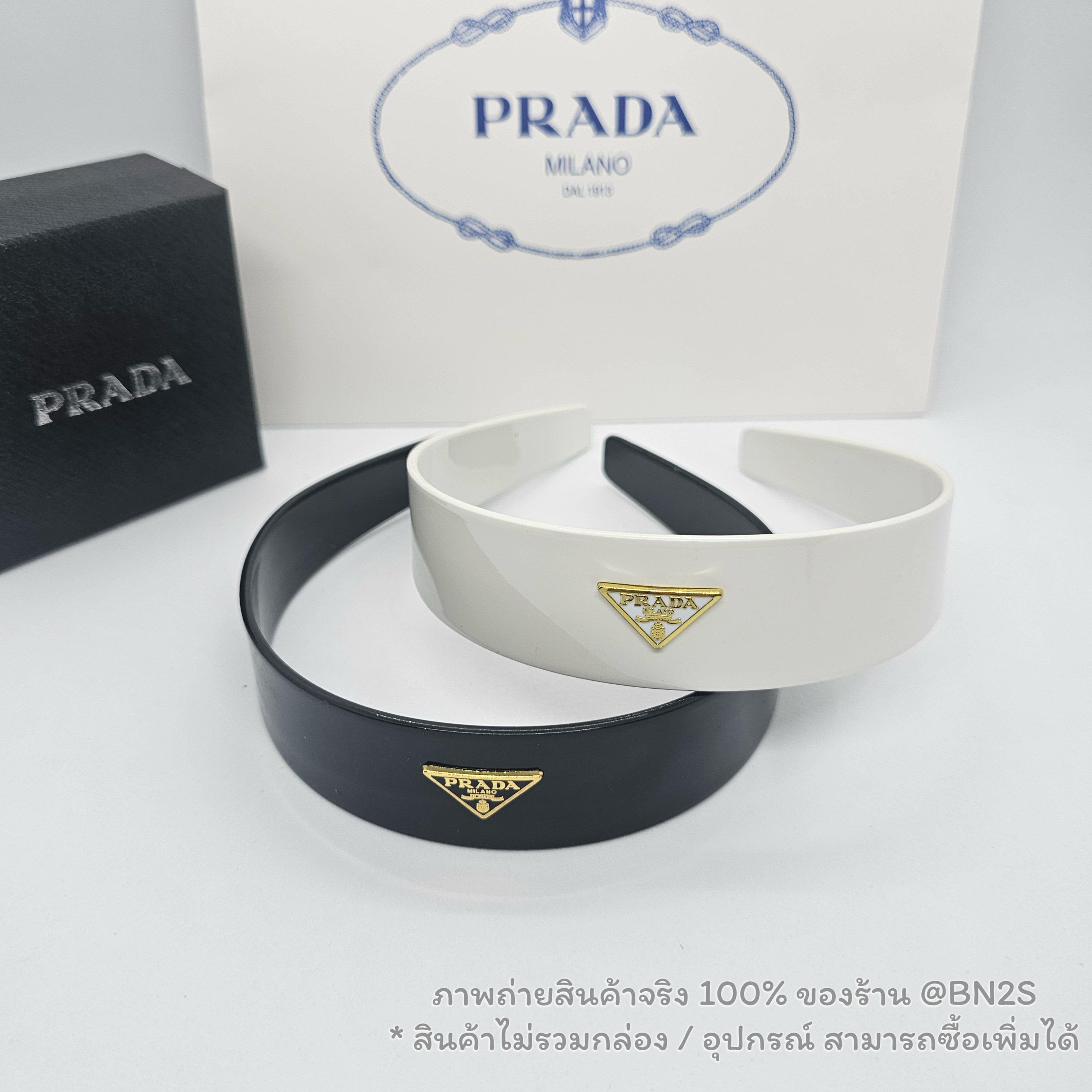 สีดำ | ที่คาดผมปราด้า Prada Logo Headband งานโชว์ตัวโลโก้ สวยเด่น สีดำ ขาว ตัวเพลทโลโก้สีทอง รับรองว่าสวยถูกใจ พร้อมส่ง สินค้าไม่รวมกล่อง อุปกรณ์