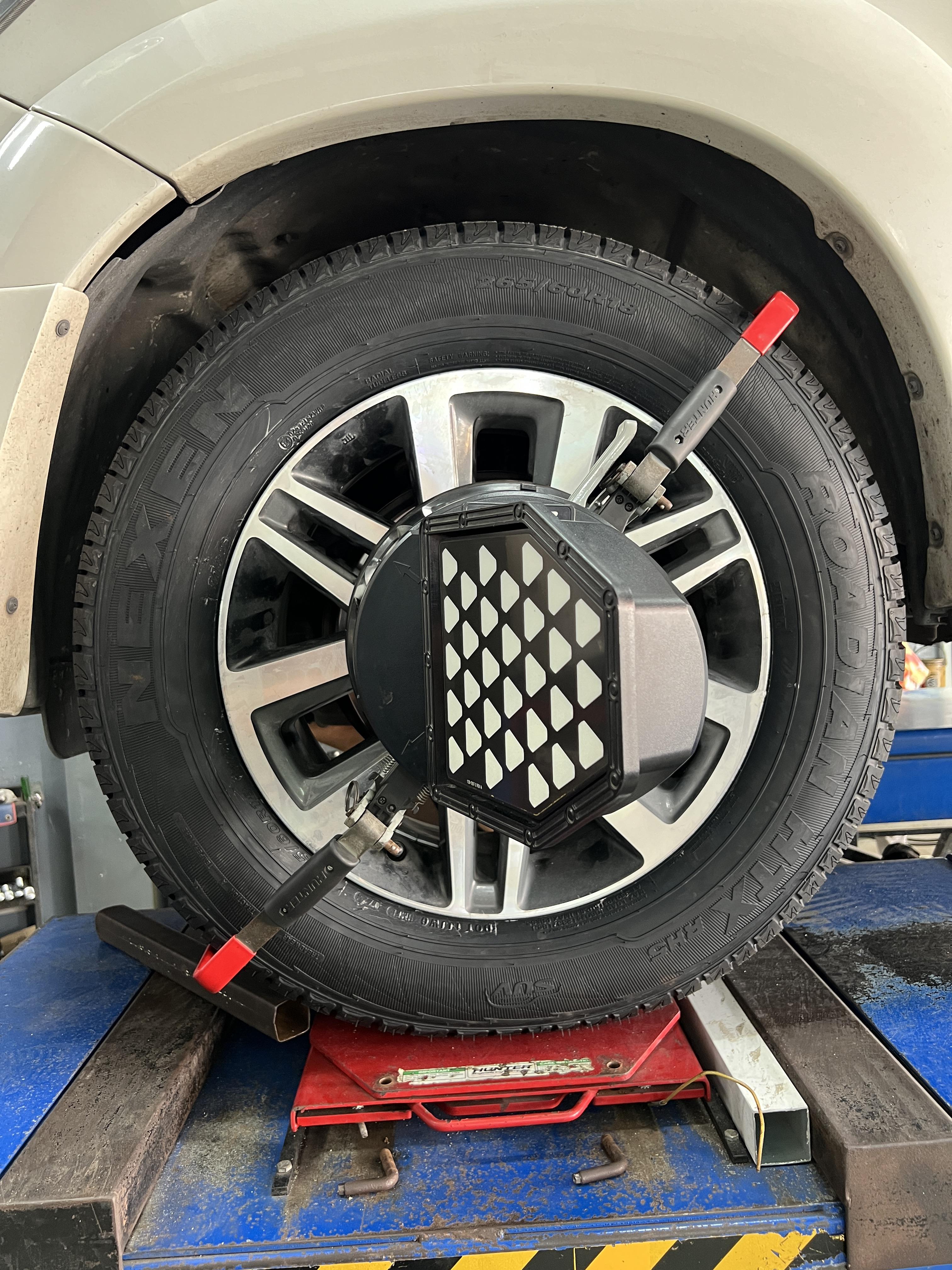 TOYOTA FORTUNER เข้ารับบริการอัพเกรดช่วงล่าง พร้อมเปลี่ยนยางรถยนต์ ใช้งานประจำวัน เน้นนุ่มนวล [+] YSS DTG กระบอกเหลือง นุ่มนวล ลดอาการโคลงเคลงย้วยส่าย [+] NEXEN RH5 suv 265/65R17 *เฉาพาะ NEXEN ประกันยาง 1 ปี หรือ 25,000 กม. บาด บวม เบียด แตก ระเบิด เปลี่ยนเส้นใหม่ ครับ 𝙊𝙪𝙧 𝙎𝙚𝙧𝙫𝙞𝙘𝙚 บริการทางร้านเรารับทำอะไรบ้าง 🔧 มียางรถยนต์ทุกยี่ห้อให้เลือกซื้อ 🔧 โช้คอัพ สปริง 🔧 เช็คช่วงล่าง แก้ปัญหาให้ตรงจุด 🔧 ติดตั้งยางแบบไร้รอย 100% 🔧 บริการสลับยาง ตามอายุ 🔧 บริการล้างลิ้นปีกผีเสื้อ 🔧 บริการเช็คระยะรถยนต์ 🔧 เปลี่ยนถ่ายของเหลวทั้งระบบ 🔧 ตั้งศูนย์ด้วยเครื่อง HUNTER นำเข้าจาก USA สอบถามข้อมูลเพิ่มเติม หรือนัดหมายเข้ารับบริการ ☎️ : 08-6569-1915 ☎️ : 08-6544-5963 Line id : @88rw Tiktok : https://www.tiktok.com/@88rwycrr Youtube : https://youtube.com/@88rw Facebook : https://www.facebook.com/88rwtire Location : https://goo.gl/maps/HrNUAZXPN94KvxZ98?coh=178573&entry=tt #รถยนต์มีปัญหาไม่รู้ต้องแก้ตรงไหน ทางเรายินดี ตรวจหาปัญหาและหาวิธีแก้ บอกลูกค้าก่อนลงมือทำเสมอราคาเป็นธรรมไม่เอาเปรียบ สบายใจคุณลูกค้า ร้านยางเจริญรุ่งเรือง ยินดีต้อนรับครับ