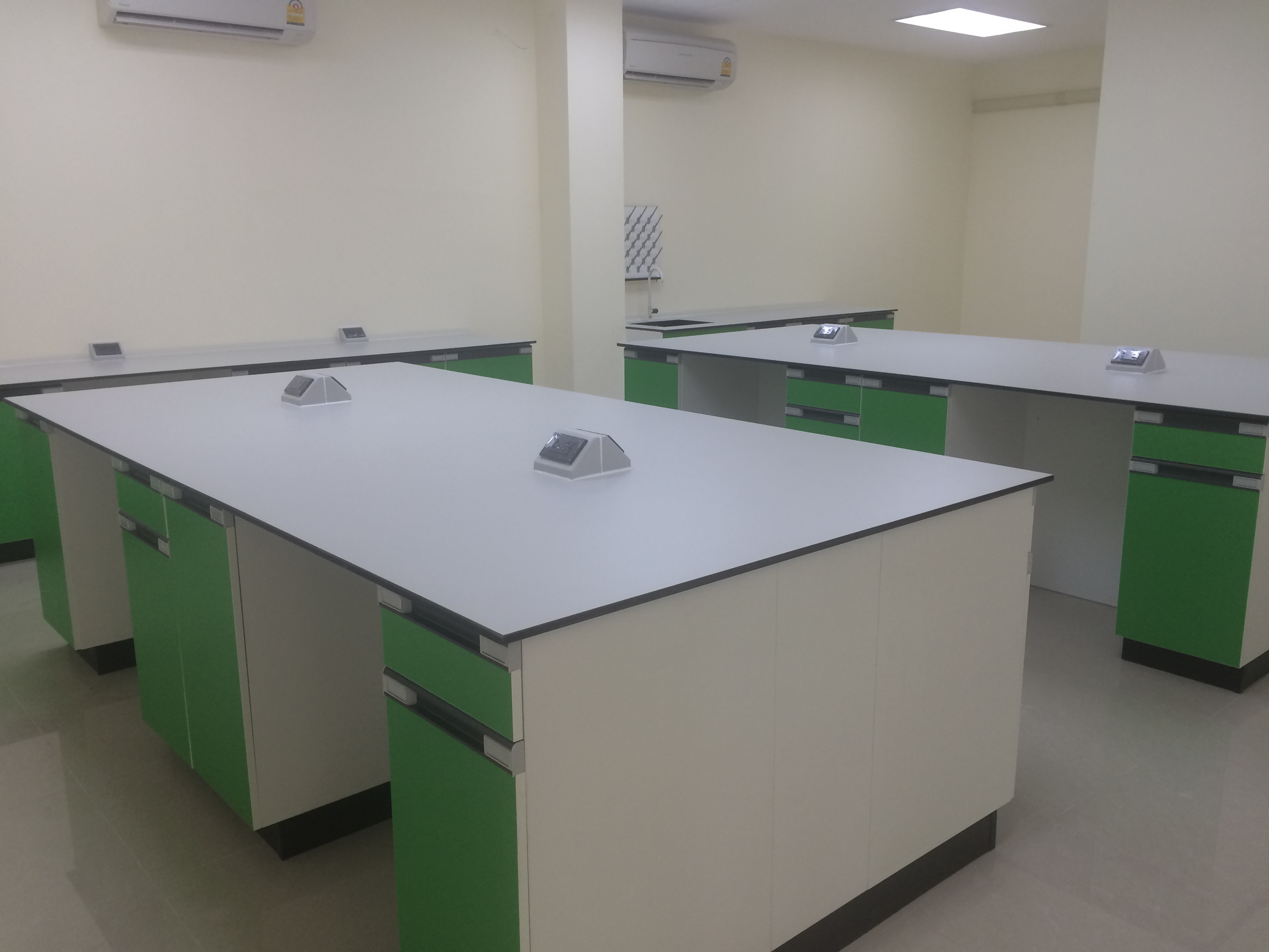 โต๊ะปฏิบัติการกลาง (ISLAND BENCH)