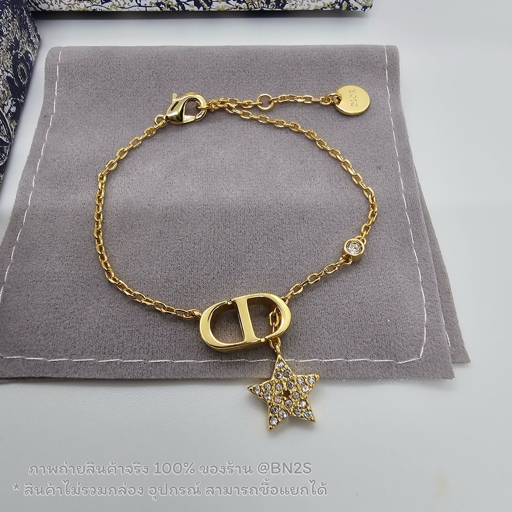สร้อยแขน DIOR PETIT CD STAR CRYSTAL BRACELET จี้ดาวประดับคริสตัล งานสวย 1:1 จี้ CD ปรับความยาวได้ พร้อมส่งในไทย งาน 1:1 ไม่รวมกล่อง ยาว 16 ซม. เพิ่มได้อีก 3 ซม. ฟรีถุงกระดาษ ซองซิปล็อค ปั๊มแบรนด์ สวยมาก