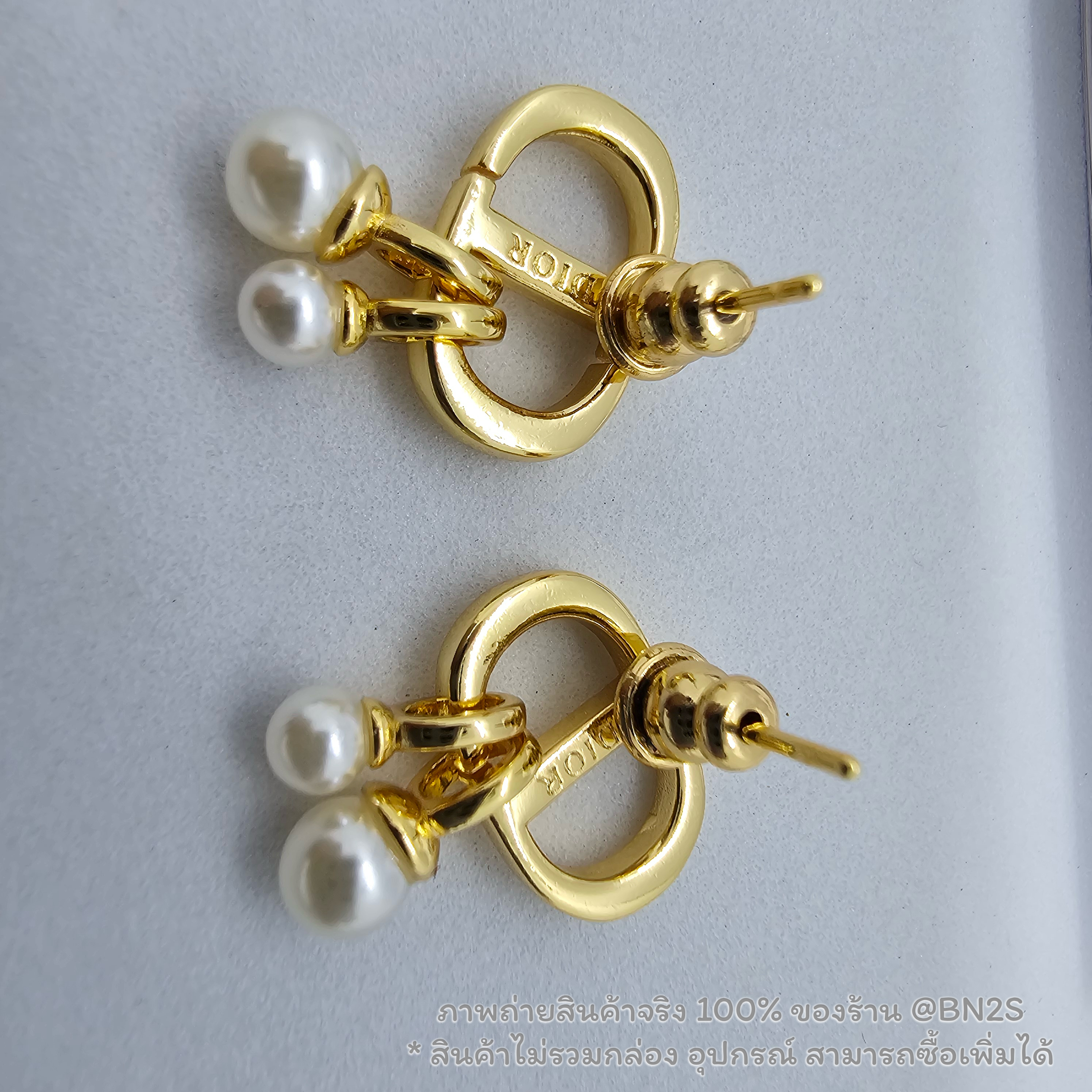DIOR Earrings with Pearl ต่างหูตุ้มไข่มุก งานปัดเงา งานสแตนเลสแท้ สวยมาก ภาพถ่ายจริงของทางร้าน 100% ได้รับตรงตามแบบแน่นอน เกรด ออริ ปั๊ม ฟรีถุงกระดาษ ซองซิปล็อค