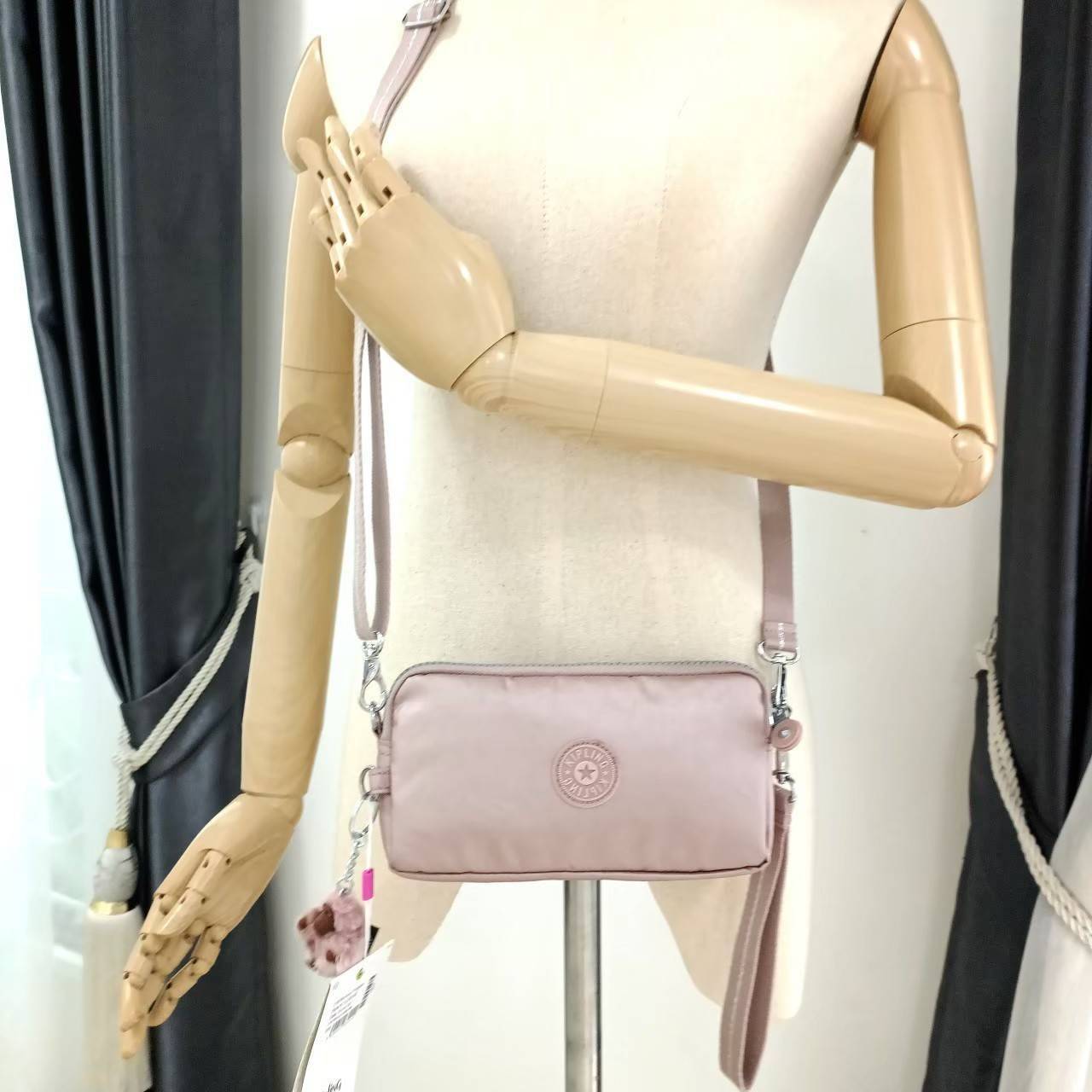KIPLING กระเป๋าสตางค์ซิปรอบ ใบยาว Seoul up clutch & sling bag