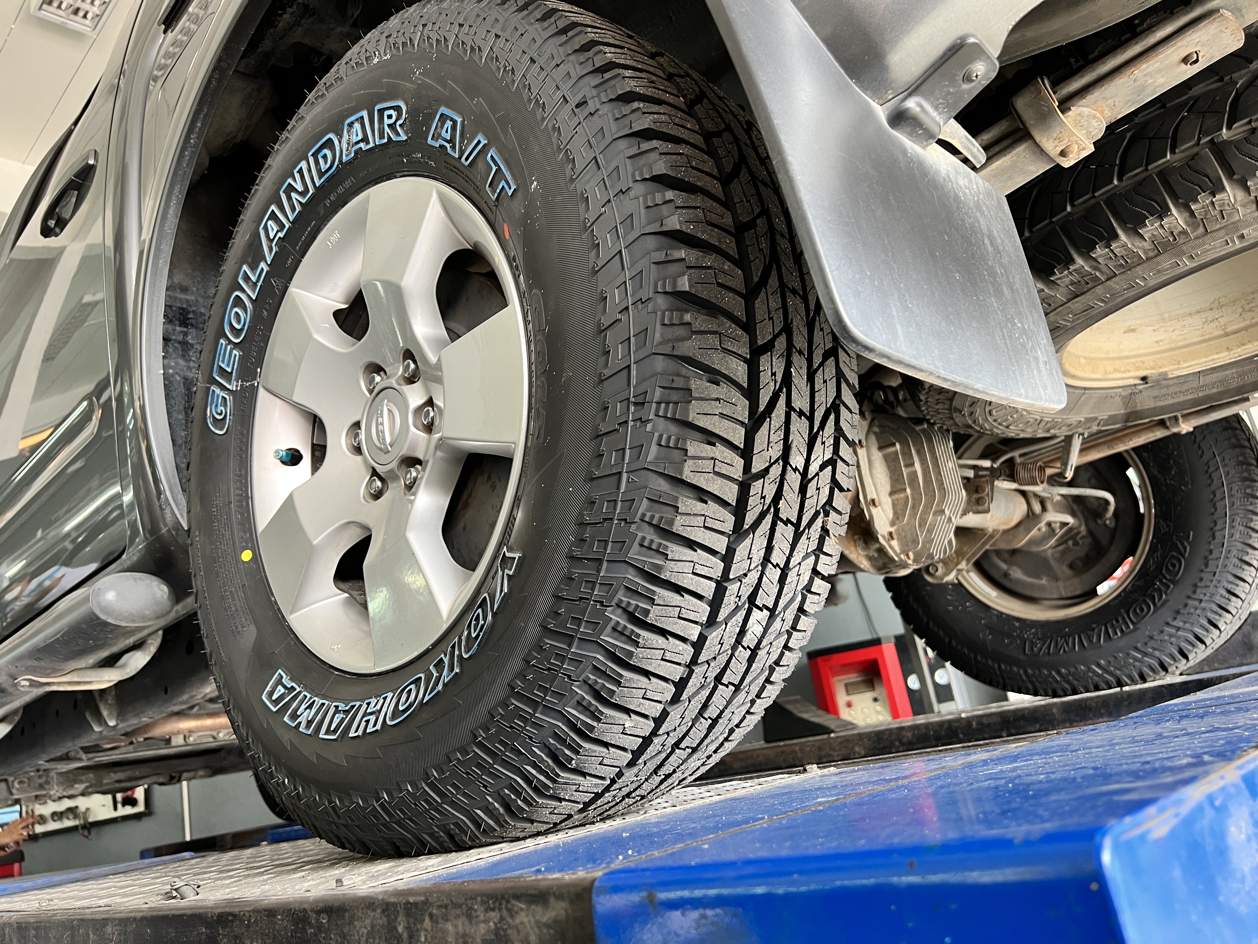 Nissan Navara D40 เปลี่ยนยางใช้งาน ประจำวัน [+] YOKOHAMA GEOLANDAR G015 AT ขนาด 265/70R16 𝙊𝙪𝙧 𝙎𝙚𝙧𝙫𝙞𝙘𝙚 บริการทางร้าน เรารับทำอะไรบ้าง 🔧 ติดตั้งยางแบบไร้รอย 100% 🔧 บริการสลับยาง ตามอายุ 🔧 มียางรถยนต์ทุกยี่ห้อให้เลือกซื้อ 🔧 เช็คช่วงล่าง แก้ปัญหาให้ตรงจุด 🔧 บริการล้างลิ้นปีกผีเสื้อ 🔧 บริการเช็คระยะรถยนต์ 🔧 เปลี่ยนถ่ายของเหลวทั้งระบบ 🔧 ตั้งศูนย์ด้วยเครื่อง HUNTER นำเข้าจาก USA สอบถามข้อมูลเพิ่มเติม หรือนัดหมายเข้ารับบริการ Tel : 08-6569-1915 Tel : 08-6544-5963 Line id : @88rw Tiktok : https://www.tiktok.com/@88rwycrr Youtube : https://youtube.com/@88rw Facebook : https://www.facebook.com/otaninon Location : https://goo.gl/maps/HrNUAZXPN94KvxZ98?coh=178573&entry=tt #รถยนต์มีปัญหาไม่รู้ต้องแก้ตรงไหน ทางเรายินดี ตรวจหาปัญหาและหาวิธีแก้ บอกลูกค้าก่อนลงมือทำเสมอราคาเป็นธรรมไม่เอาเปรียบ สบายใจคุณลูกค้า ---------------------------------- ดูแลให้คำปรึกษาทุกปัญหาคาใจ ไม่ทิ้งลูกค้า มีบริการหลังการขาย 【ให้ผู้เชี่ยวชาญของเรา ดูแลรถคุณ】 ร้านยางเจริญรุ่งเรือง ยินดีต้อนรับครับ ---------------------------------- #โช๊คอัพรถยนต์ #monroe #yss #kayaba #profender #ร้านยางเจริญรุ่งเรือง #นนทบุรี #งามวงศ์วาน #amsfix #บริการช่วงล่างรถยนต์ #ซ่อมบำรุงช่วงล่าง #เซทอัพโช๊คอัพรถยนต์